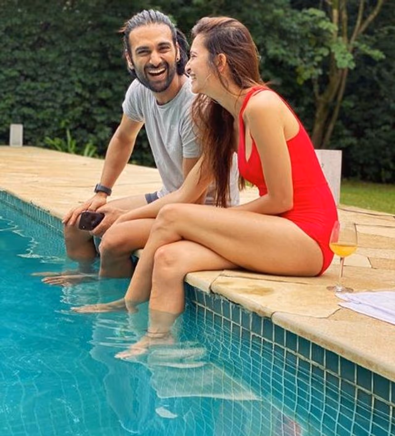 <p>కృతి కర్బందా అతికొద్ది కాలంలోనే తన అందంతో అభినయంతో తెలుగులో అభిమానుల మనసులు<br />గెలుచుకుంది. ఇక అడపాదడపా సినిమాలలో కనిపించింది కానీ అమ్మడికి తెలుగులో పెద్దగా అవకాశాలు<br />రాలేదు. </p> <p>కృతి కర్బందా అతికొద్ది కాలంలోనే తన అందంతో అభినయంతో తెలుగులో అభిమానుల మనసులు<br />గెలుచుకుంది. ఇక అడపాదడపా సినిమాలలో కనిపించింది కానీ అమ్మడికి తెలుగులో పెద్దగా అవకాశాలు<br />రాలేదు. </p>