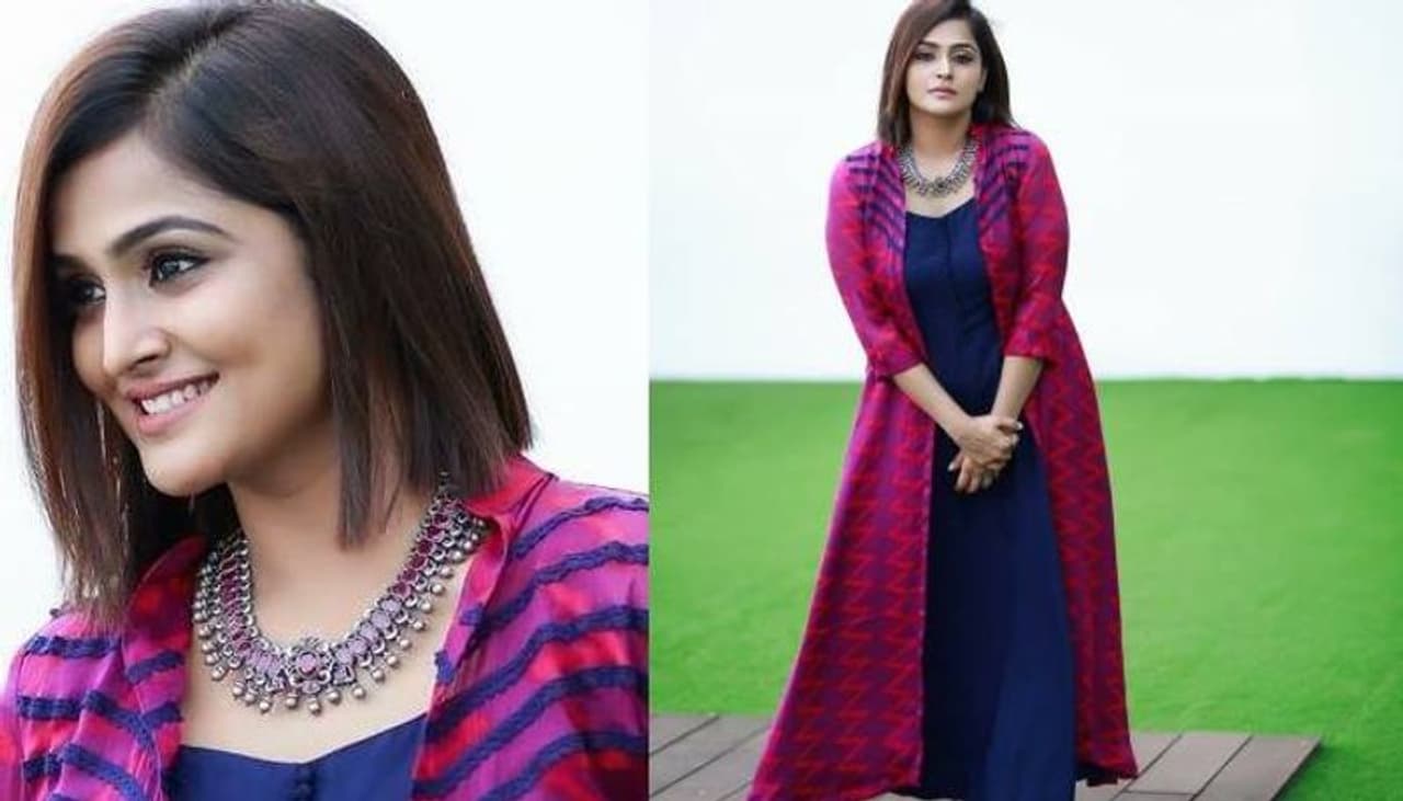 <p>കിടിലന് ഹെയര് കട്ടില് അതിമനോഹരിയായിരിക്കുകയാണ് രമ്യ. <br /> </p> <p>കിടിലന് ഹെയര് കട്ടില് അതിമനോഹരിയായിരിക്കുകയാണ് രമ്യ. <br /> </p>