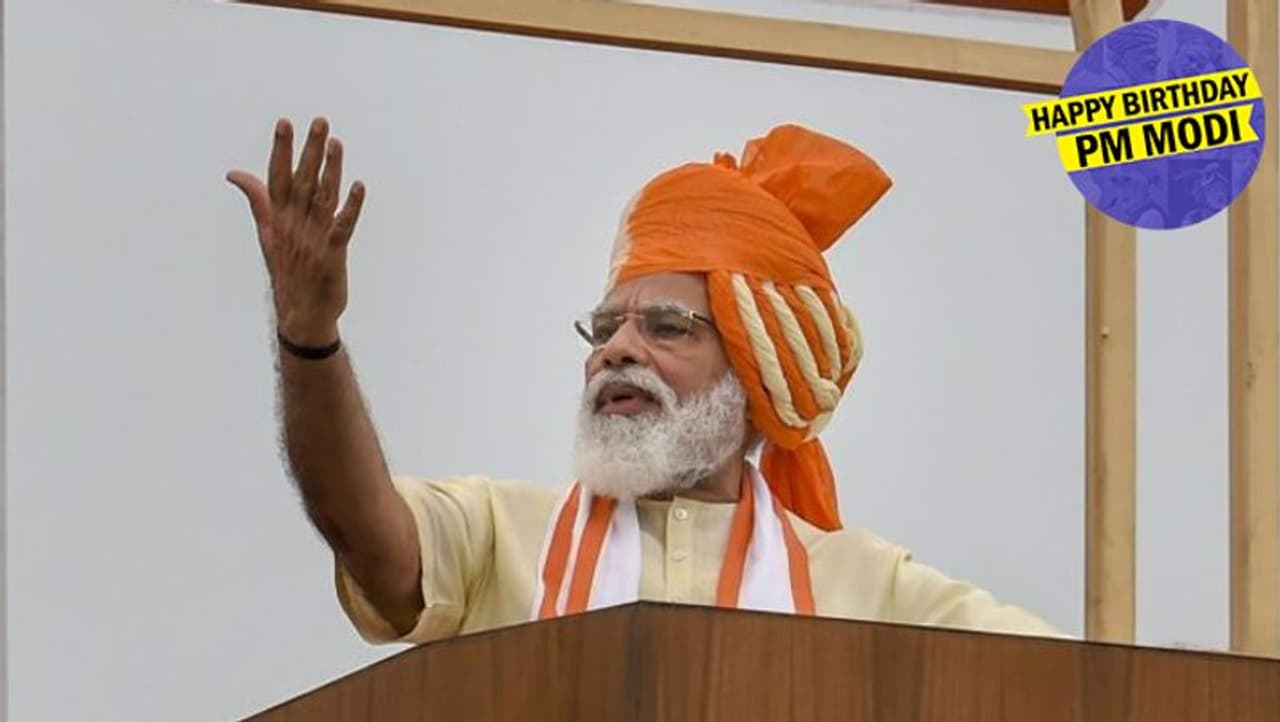 <p>ದೇಶವಾಸಿಗಳ ಹೃದಯ ಗೆಲ್ಲುತ್ತಲೇ ಇದ್ದ ಮೋದಿ: ಬಿಜೆಪಿ ಮೂಲಗಳ ಅನ್ವಯ ನರೇಂದ್ರ ಮೋದಿ ನಿರಂತರ 19 ವರ್ಷಗಳವರೆಗಿನ ತಮ್ಮ ಸರ್ಕಾರಿ ಸೇವೆಯ ಎರಡನೇ ಅವಧಿ ಅಂದರೆ ಭಾರತದ ಪಗ್ರಧಾನ ಮಂತ್ರಿಯಾಗಿ ಜನ ಸಾಮಾನ್ಯರನ್ನು ಸಂತುಷ್ಟರನ್ನಾಗಿಸುವಲ್ಲಿ ಸಂಪೂರ್ಣ ಯಶಸ್ವಿಯಾಗಿದ್ದಾರೆನ್ನಲಾಗಿದೆ.&nbsp;</p>