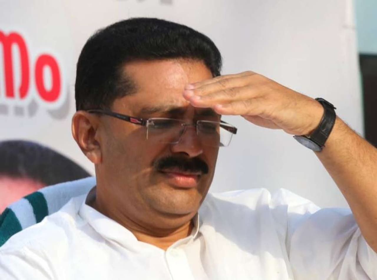 <p>ഇത്തവണയും മാധ്യമങ്ങളുടെ കണ്ണുവെട്ടിക്കാന് കെ ടി ജലീല് ആവുംവിധം ശ്രമിച്ചു. അതിനായി വലിയ ആസൂത്രണവും മന്ത്രി നടത്തി. അതിനായി അര്ധരാത്രി തന്നെ തിരുവനന്തപുരത്ത് നിന്ന് പുറപ്പെട്ടു.</p> <p>ഇത്തവണയും മാധ്യമങ്ങളുടെ കണ്ണുവെട്ടിക്കാന് കെ ടി ജലീല് ആവുംവിധം ശ്രമിച്ചു. അതിനായി വലിയ ആസൂത്രണവും മന്ത്രി നടത്തി. അതിനായി അര്ധരാത്രി തന്നെ തിരുവനന്തപുരത്ത് നിന്ന് പുറപ്പെട്ടു.</p>