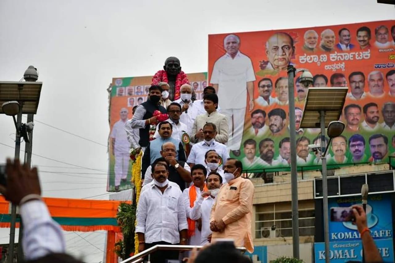 <p>ಕಲ್ಯಾಣ ಕರ್ನಾಟಕ ಉತ್ಸವ ದಿನಾಚರಣೆಯ ಅಂಗವಾಗಿ ನಗರದ ಸರ್ದಾರ್ ವಲ್ಲಭಾಯಿ ಪಟೇಲ್ ಪ್ರತಿಮೆಗೆ ಮಾಲಾರ್ಪಣೆ ಮಾಡಿ, ಧ್ವಜಾರೋಹಣ ನೆರವೇರಿಸಿದ ಸಿಎಂ</p> <p>ಕಲ್ಯಾಣ ಕರ್ನಾಟಕ ಉತ್ಸವ ದಿನಾಚರಣೆಯ ಅಂಗವಾಗಿ ನಗರದ ಸರ್ದಾರ್ ವಲ್ಲಭಾಯಿ ಪಟೇಲ್ ಪ್ರತಿಮೆಗೆ ಮಾಲಾರ್ಪಣೆ ಮಾಡಿ, ಧ್ವಜಾರೋಹಣ ನೆರವೇರಿಸಿದ ಸಿಎಂ</p>