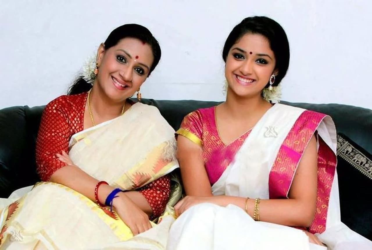 <p>తల్లి మేనకతో కలిసి కెమెరాకు ఫోజ్ ఇచ్చిన కీర్తి సురేష్</p> <p>తల్లి మేనకతో కలిసి కెమెరాకు ఫోజ్ ఇచ్చిన కీర్తి సురేష్</p>