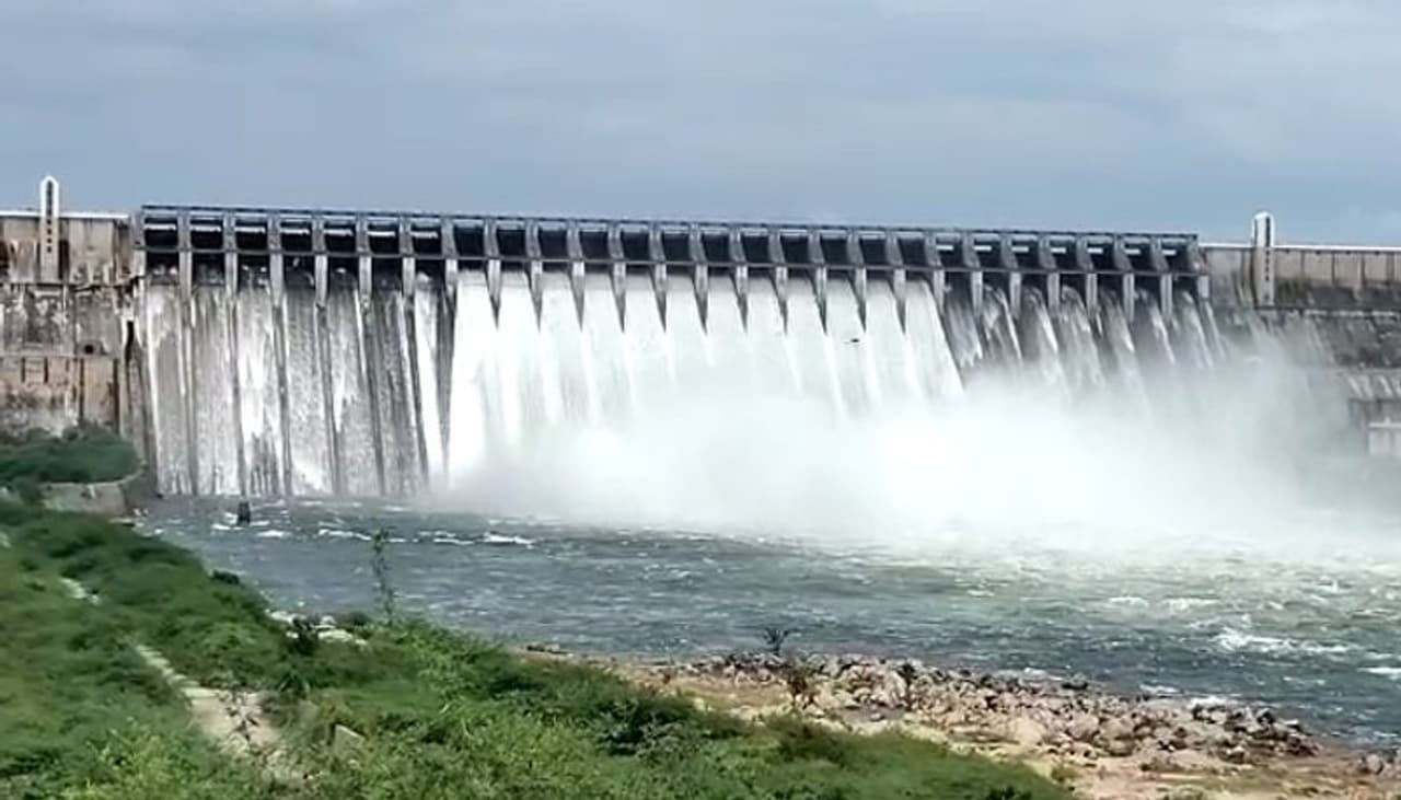 <p>నాగార్జునసాగర్ అసెంబ్లీ ఎన్నికల్లో ప్రధాన పార్టీలు విస్తృతంగా ప్రచారం నిర్వహిస్తున్నారు. ప్రచారం నిర్వహించే నేతలు సెంటిమెంట్ కు అధిక ప్రాధాన్యత ఇస్తున్నారు.</p> <p>నాగార్జునసాగర్ అసెంబ్లీ ఎన్నికల్లో ప్రధాన పార్టీలు విస్తృతంగా ప్రచారం నిర్వహిస్తున్నారు. ప్రచారం నిర్వహించే నేతలు సెంటిమెంట్ కు అధిక ప్రాధాన్యత ఇస్తున్నారు.</p>