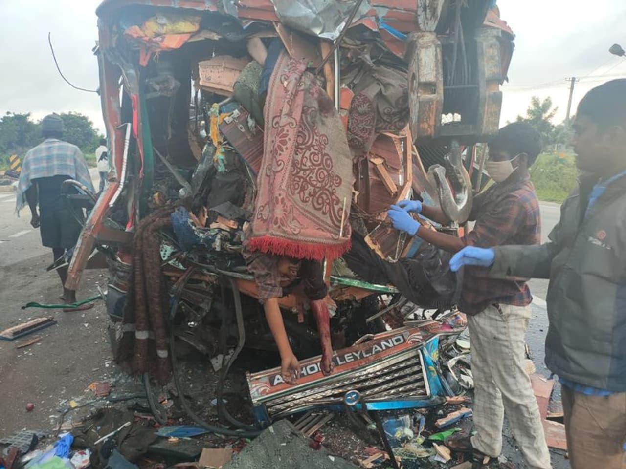 <p>ಚಿಕ್ಕಬಳ್ಳಾಪುರದಲ್ಲಿ&nbsp;ಎರಡು ಲಾರಿಗಳ ನಡುವೆ ಮುಖಾಮುಖಿ ಡಿಕ್ಕಿ</p>