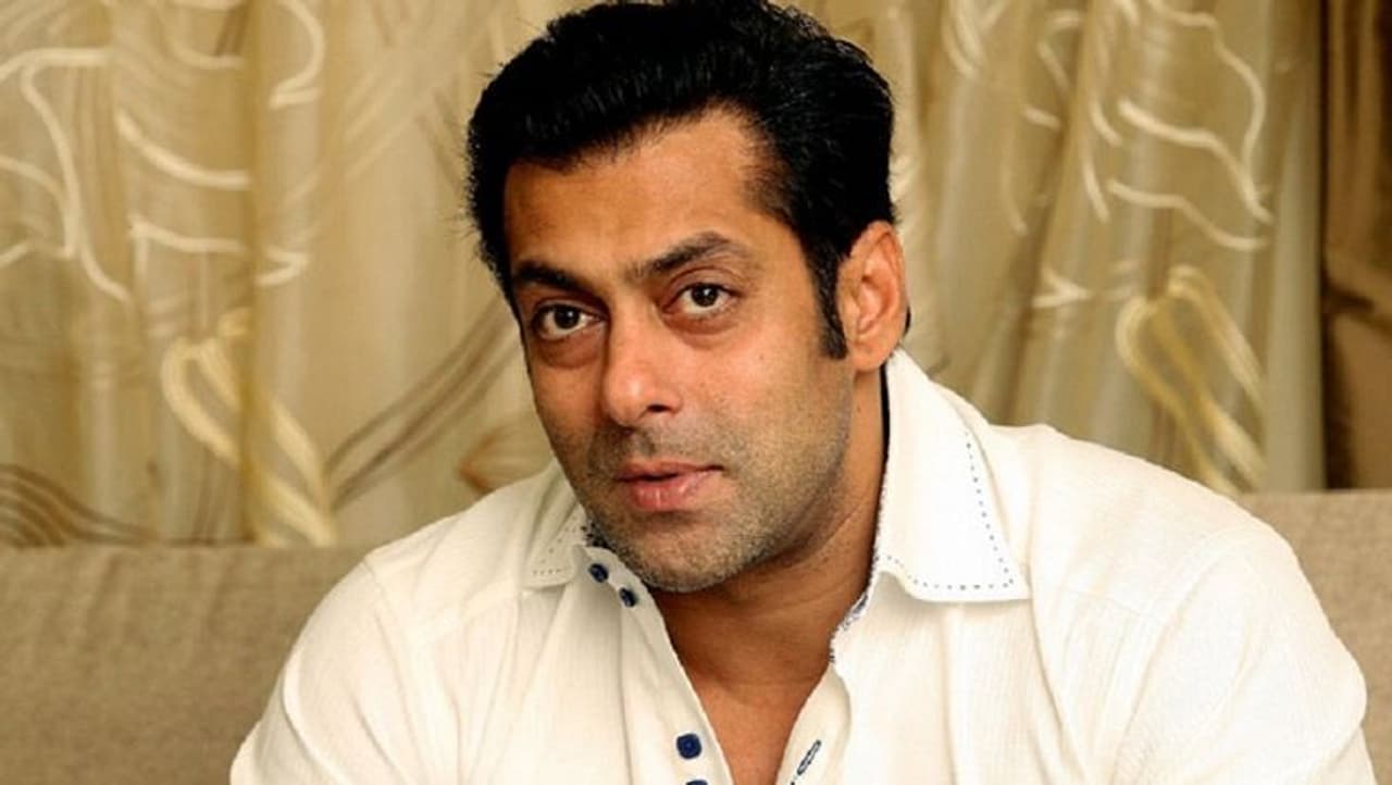 <p>Salman Khan was seen in The Kapil Sharma Show with his cast Kiccha Sudeep, Prabhudeva, Arbaaz Khan, Sonakshi Sinha and Saiee Manjrekar. A clipping from the episode of the show has now gone viral.</p> <p>Salman Khan was seen in The Kapil Sharma Show with his cast Kiccha Sudeep, Prabhudeva, Arbaaz Khan, Sonakshi Sinha and Saiee Manjrekar. A clipping from the episode of the show has now gone viral.</p>