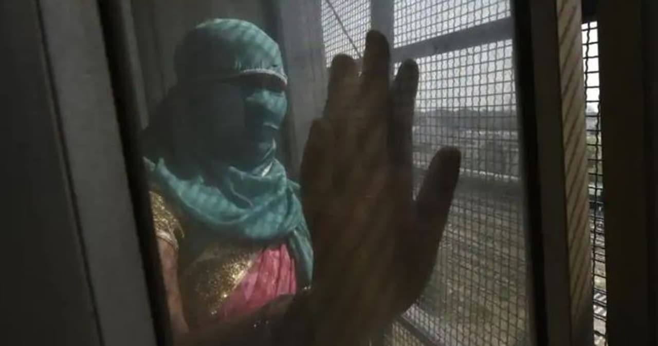 <p>എൻജിഒയായ സഹേലി സംഘാണ് കോർപ്പറേഷൻ അധികൃതരുമായി ചേർന്ന് പൂണെയിലെ ബുധ്വർ പെത്തിലെ ലൈംഗിക തൊഴിലാളികൾക്കുള്ള കൊവിഡ് മാർഗനിർദേശങ്ങൾ തയ്യാറാക്കിയിരിക്കുന്നത്. </p> <p>എൻജിഒയായ സഹേലി സംഘാണ് കോർപ്പറേഷൻ അധികൃതരുമായി ചേർന്ന് പൂണെയിലെ ബുധ്വർ പെത്തിലെ ലൈംഗിക തൊഴിലാളികൾക്കുള്ള കൊവിഡ് മാർഗനിർദേശങ്ങൾ തയ്യാറാക്കിയിരിക്കുന്നത്. </p>