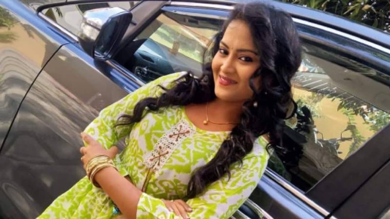 <p>​<br />பிரபல தெலுங்கு டி.வி. நடிகை ஸ்ரவாணி. இவர் மனசு மமதா, மவுனராகம் உள்ளிட்ட தொலைக்காட்சி தொடர்களில் நடித்து இருக்கிறார். &nbsp;ஐதராபாத்தின் எசார் நகர் பி.எஸ்.யில் உள்ள அடுக்கு மாடி குடியிருப்பில் இரண்டாவது மாடியில் வசித்து வந்த ஸ்ரவாணி, கடந்த 8ம் தேதி இரவு தூக்கிட்டு தற்கொலை செய்து கொண்டார். &nbsp;</p>