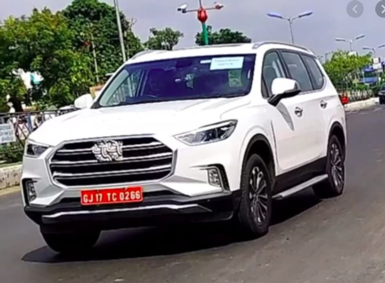 <p>ഇന്ത്യയിലെ ആദ്യത്തെ ഓട്ടോണമസ് പ്രീമിയം എസ്യുവി എന്ന ഖ്യാതിയോടെയാവും എംജി ഗ്ലോസ്റ്റർ ഇന്ത്യയിലെത്തുക. അടുത്ത തലമുറ ഓട്ടോമോട്ടീവ് ടെക്നോളജികളാണ് വാഹനത്തിൽ അവതരിപ്പിക്കുന്നത്. വോൾവോ, ജീപ്പ് ചെറോക്കി തുടങ്ങിയ വാഹനങ്ങളിൽ കാണുന്ന ഫ്രണ്ട് കൊളിഷൻ ഡിറ്റക്ഷൻ സിസ്റ്റം, ബെൻസിലും ലാൻഡ് റോവറുകളിലും കാണുന്ന അഡാപ്റ്റീവ് ക്രൂസ് കൺട്രോൾ സിസ്റ്റം, ഓട്ടോ പാർക്കിങ് തുടങ്ങി ലക്ഷ്വറി സെഗ്മെന്റുകളിൽ മാത്രം കാണുന്ന ഫീച്ചറുകളും വാഹനത്തിലുണ്ടാകും. </p> <p>ഇന്ത്യയിലെ ആദ്യത്തെ ഓട്ടോണമസ് പ്രീമിയം എസ്യുവി എന്ന ഖ്യാതിയോടെയാവും എംജി ഗ്ലോസ്റ്റർ ഇന്ത്യയിലെത്തുക. അടുത്ത തലമുറ ഓട്ടോമോട്ടീവ് ടെക്നോളജികളാണ് വാഹനത്തിൽ അവതരിപ്പിക്കുന്നത്. വോൾവോ, ജീപ്പ് ചെറോക്കി തുടങ്ങിയ വാഹനങ്ങളിൽ കാണുന്ന ഫ്രണ്ട് കൊളിഷൻ ഡിറ്റക്ഷൻ സിസ്റ്റം, ബെൻസിലും ലാൻഡ് റോവറുകളിലും കാണുന്ന അഡാപ്റ്റീവ് ക്രൂസ് കൺട്രോൾ സിസ്റ്റം, ഓട്ടോ പാർക്കിങ് തുടങ്ങി ലക്ഷ്വറി സെഗ്മെന്റുകളിൽ മാത്രം കാണുന്ന ഫീച്ചറുകളും വാഹനത്തിലുണ്ടാകും. </p>