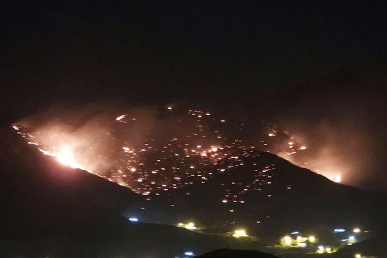 <p>തീപ്പടുത്തത്തിന്റെ ദൃശ്യങ്ങള് മക്ക റീജ്യന് അതോരിറ്റി ട്വീറ്റ് ചെയ്തു. മലനിരകളിലെ വലിയൊരു ഭാഗത്ത് തീ പടര്ന്നിരുന്നു. </p> <p>തീപ്പടുത്തത്തിന്റെ ദൃശ്യങ്ങള് മക്ക റീജ്യന് അതോരിറ്റി ട്വീറ്റ് ചെയ്തു. മലനിരകളിലെ വലിയൊരു ഭാഗത്ത് തീ പടര്ന്നിരുന്നു. </p>