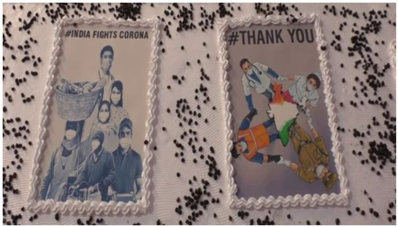 <p>പ്രധാനമന്ത്രിയുടെ ജന്മദിനാഘോഷങ്ങളുടെ ഭാഗമായി 71 അടിയുടെ കേക്കുമായി സൂറത്തിലെ ബേക്കറി. പ്രധാനമന്ത്രിയുടെ 70ാം ജന്മദിനത്തിലാണ് സൂറത്തിലെ പ്രമുഖ ബേക്കറിയായ ബ്രെഡ്ലൈനറാണ് ഭീമന് കേക്ക് തയ്യാറാക്കിയത്. </p> <p>പ്രധാനമന്ത്രിയുടെ ജന്മദിനാഘോഷങ്ങളുടെ ഭാഗമായി 71 അടിയുടെ കേക്കുമായി സൂറത്തിലെ ബേക്കറി. പ്രധാനമന്ത്രിയുടെ 70ാം ജന്മദിനത്തിലാണ് സൂറത്തിലെ പ്രമുഖ ബേക്കറിയായ ബ്രെഡ്ലൈനറാണ് ഭീമന് കേക്ക് തയ്യാറാക്കിയത്. </p>