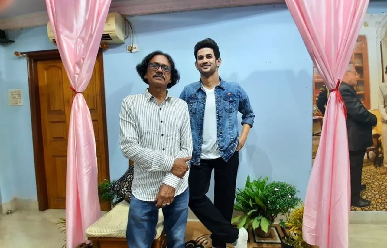 <p>ಆತ್ಮಹತ್ಯೆ ಮಾಡಿಕೊಂಡ ಸ್ಥಿತಿಯಲ್ಲಿ ಪತ್ತೆಯಾದ ಬಾಲಿವುಡ್ ನಟ ಸುಶಾಂತ್ ಸಿಂಗ್ ರಜಪೂತ್‌ಗೆ ಪಶ್ಚಿಮ ಬಂಗಾಳದ ಸುಕಾಂತೋ ರಾಯ್ ವಾಕ್ಸ್ ಸ್ಟಾಚ್ಯೂ ಮೂಲಕ ಜೀವತುಂಬಿದ್ದಾರೆ.</p>