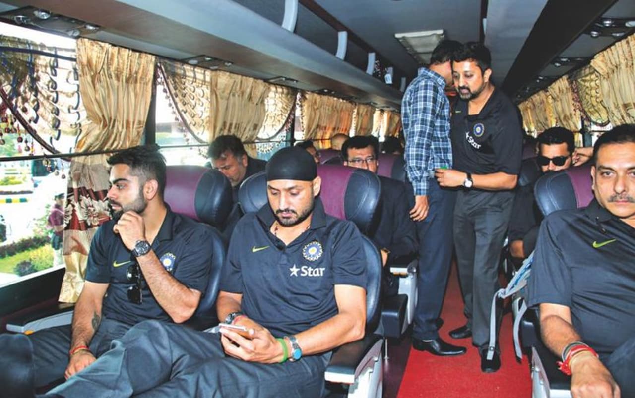 <p>விராட் கோலி கிரிக்கெட் ரசிகர்கள் &nbsp;மிகவும் விரும்பும் நட்சத்திரம். அவரது விளையாட்டு தவிர, கோலி தனது வாழ்க்கை முறையிலும் பிரபலமானவர். கோலி தனது திறமையால் நிறைய பெயர், செல்வம் மற்றும் புகழ் பெற்றார். ஃபோர்ப்ஸ் பட்டியல் 2020 இன் படி, இந்திய கிரிக்கெட் வீரர் கோலி அதிக வசூல் செய்தவர். இன்று, அவர் பல கார்களைக் கொண்டிருந்தாலும், அவர் தனது போராட்டத்தின் போது விளையாட டி.டி.சி பேருந்தில் பயணம் செய்தார். ஒருமுறை டி.டி.சி பேருந்தில், கோலி டிக்கெட் இல்லாமல் பயணித்தபோது பிடிபட்டார், பின்னர் நகரும் பேருந்தில் இருந்து குதித்து குதித்து தப்பினார்&nbsp;<br />&nbsp;</p>