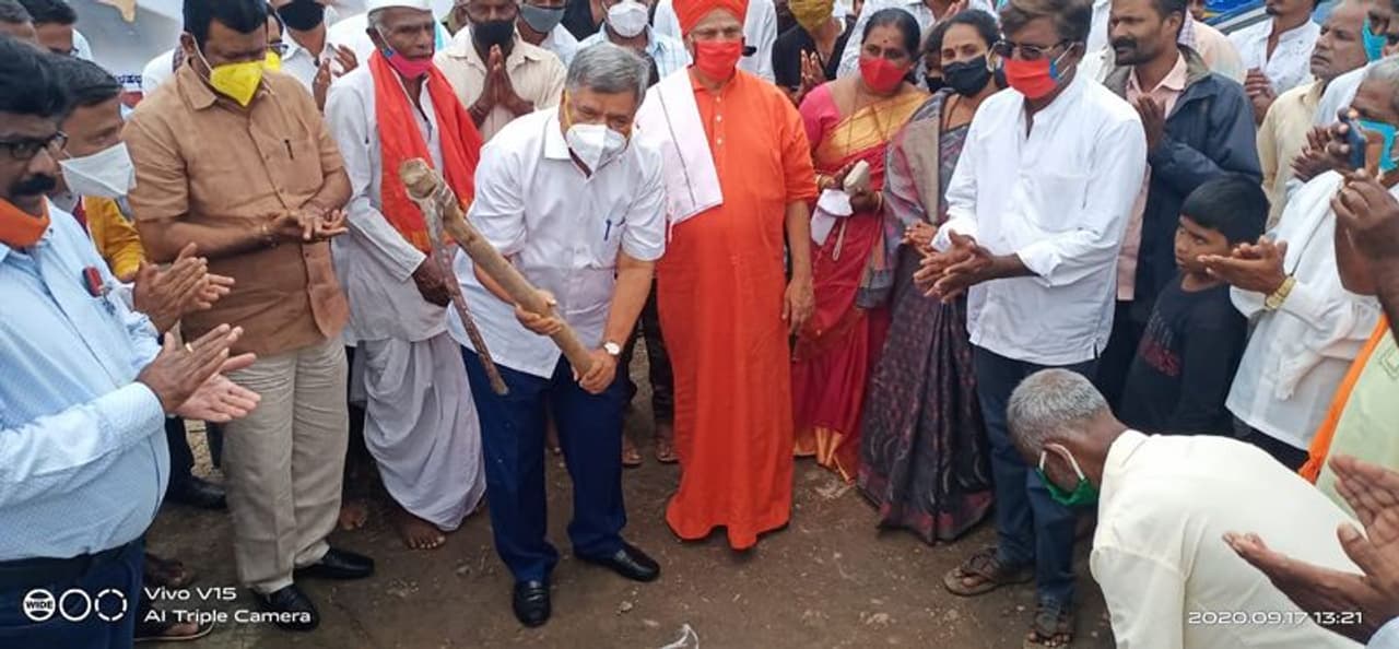 <p>ನಬಾರ್ಡ್‌ ಯೋಜನೆಯಡಿ 25 ಕೋಟಿ ಅನುದಾನದಲ್ಲಿ ನಡೆಯಲಿರುವ ಶಾಲಾ ಕೊಠಡಿಗಳ ನಿರ್ಮಾಣ ಕಾರ್ಯಕ್ಕೆ ಜಿಲ್ಲಾಉಸ್ತುವಾರಿ ಸಚಿವ ಜಗದೀಶ ಶೆಟ್ಟರ್‌ ಭೂಮಿಪೂಜೆ ನೆರವೇರಿಸಿದರು. ಬಳಿಕ ಮಾತನಾಡಿದ ಅವರು, ಶೈಕ್ಷಣಿಕ ರಂಗ ಸದೃಢವಾಗಬೇಕು. ಮಕ್ಕಳು ವಿದ್ಯಾವಂತರಾಗಬೇಕು. ಈ ನಿಟ್ಟಿನಲ್ಲಿ ಶಾಲೆಗಳಿಗೆ ಮೂಲ ಸೌಲಭ್ಯಗಳನ್ನು ಕಲ್ಪಿಸಲು ಕ್ರಮ ಕೈಗೊಳ್ಳಲಾಗುತ್ತಿದೆ. ಅದರಂಗವಾಗಿ ನವಲಗುಂದ ಕ್ಷೇತ್ರದ 201 ಶಾಲಾ ಕೊಠಡಿಗಳ ನಿರ್ಮಾಣಕ್ಕೆ ಏಕಕಾಲಕ್ಕೆ ಚಾಲನೆ ನೀಡಲಾಗಿದೆ. ಇದು ಉತ್ತಮ ಬೆಳವಣಿಗೆ ಎಂದರು.</p>