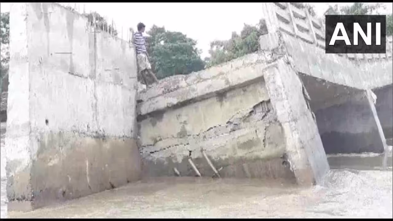 <p>1.42 കോടി രൂപ ചെലവിലാണ് ബിഹാറിലെ കിഷന്ഗഞ്ചില് കങ്കായ് നദിക്ക് കുറുകെ പാലം നിര്മ്മിച്ചത്. ഗോബാരി ഗ്രാമവാസികളുടെ നിരന്തരമായ ആവശ്യത്തെ തുടര്ന്നായിരുന്നു സര്ക്കാര് പാലം നിര്മ്മാണം തുടങ്ങിയത്. </p> <p>1.42 കോടി രൂപ ചെലവിലാണ് ബിഹാറിലെ കിഷന്ഗഞ്ചില് കങ്കായ് നദിക്ക് കുറുകെ പാലം നിര്മ്മിച്ചത്. ഗോബാരി ഗ്രാമവാസികളുടെ നിരന്തരമായ ആവശ്യത്തെ തുടര്ന്നായിരുന്നു സര്ക്കാര് പാലം നിര്മ്മാണം തുടങ്ങിയത്. </p>