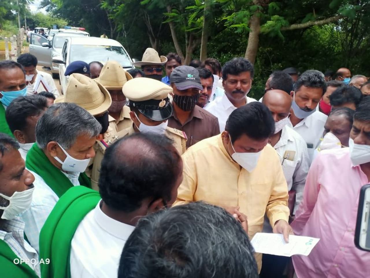 <p>ಅಕ್ರಮವಾಗಿ ರಸಗೊಬ್ಬರ ಮಾರುವರನ್ನು ಹಿಡಿದು ಕಟ್ಟಿ ಹಾಕಿ&nbsp;ಸಚಿವರ ಖಡಕ್ ವಾರ್ನಿಂಗ್</p>