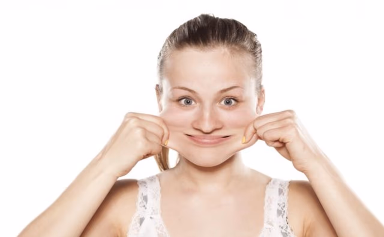 <p><strong>ಹೊಳೆಯುವ ಚರ್ಮಕ್ಕಾಗಿ ಯೋಗ:&nbsp;</strong>ಪ್ರತಿದಿನ ಯೋಗವನ್ನು ಅಭ್ಯಾಸ ಮಾಡುವುದು ಪ್ರಯೋಜನಕಾರಿ ಮತ್ತು ಬೆವರು, ಉಸಿರಾಟ ತಾಲೀಮು ಮೂಲಕ ನಿಮ್ಮ ದೇಹದಿಂದ ವಿಷವನ್ನು ನಿವಾರಿಸಲು ಸಹಾಯ ಮಾಡುತ್ತದೆ ಮತ್ತು ದೇಹವನ್ನು ನಿರ್ವಿಷಗೊಳಿಸುವ ಮತ್ತು ರಕ್ತ ಪರಿಚಲನೆ ಹೆಚ್ಚಿಸುತ್ತದೆ. ನಿಮಗೆ ದೃಢವಾದ ಮುಖ ಮತ್ತು ಹೊಳೆಯುವ ಚರ್ಮವನ್ನು ಒದಗಿಸಲು ಸಹಾಯ ಮಾಡುವ ಕೆಲವು ಯೋಗ ಆಸನಗಳು ಇಲ್ಲಿವೆ:</p>