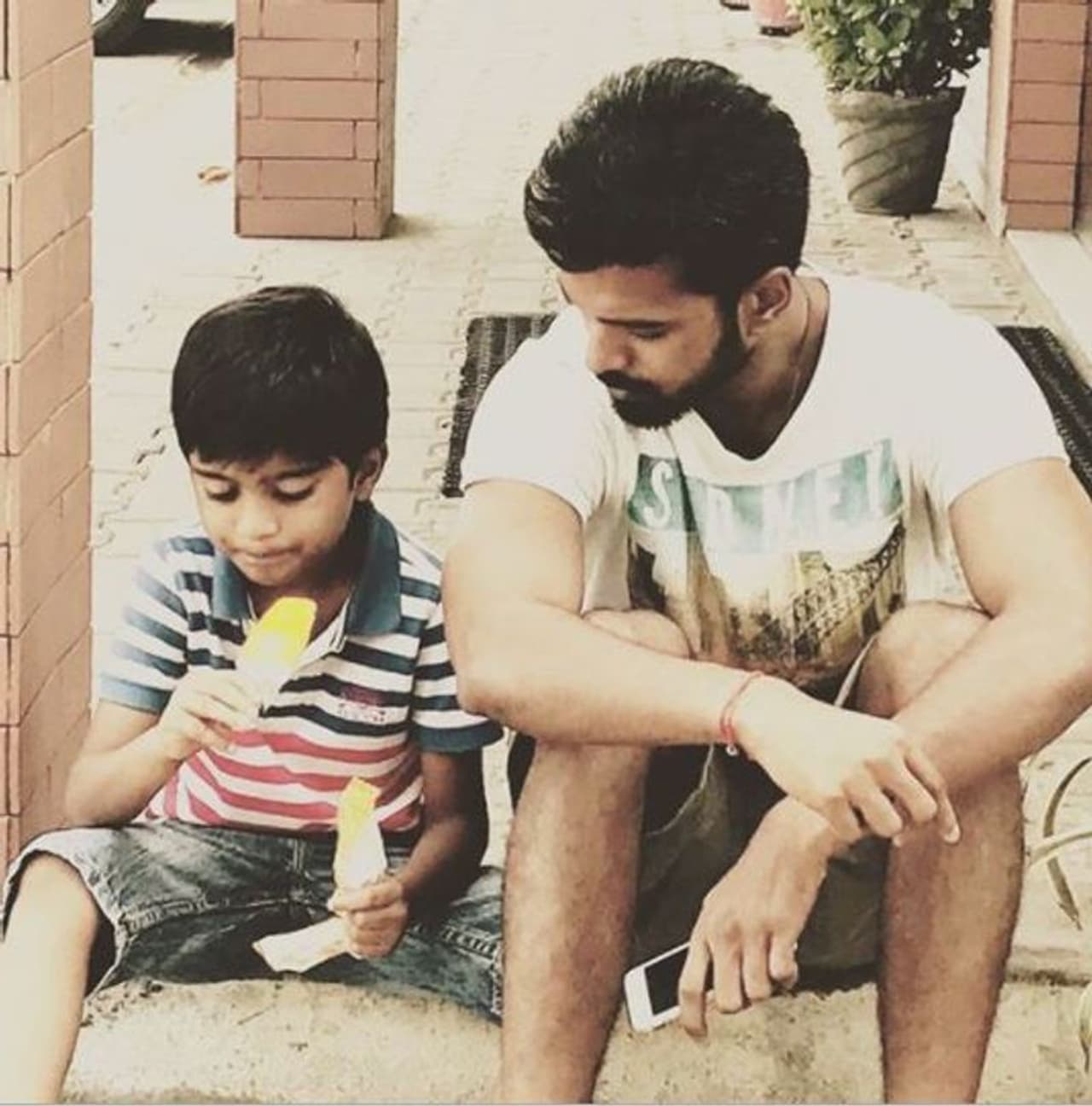 <p>மகன் ஐஸ் சாப்பிடுவதை ரசிக்கிறாரா விக்ராந்த் </p> <p>மகன் ஐஸ் சாப்பிடுவதை ரசிக்கிறாரா விக்ராந்த் </p>