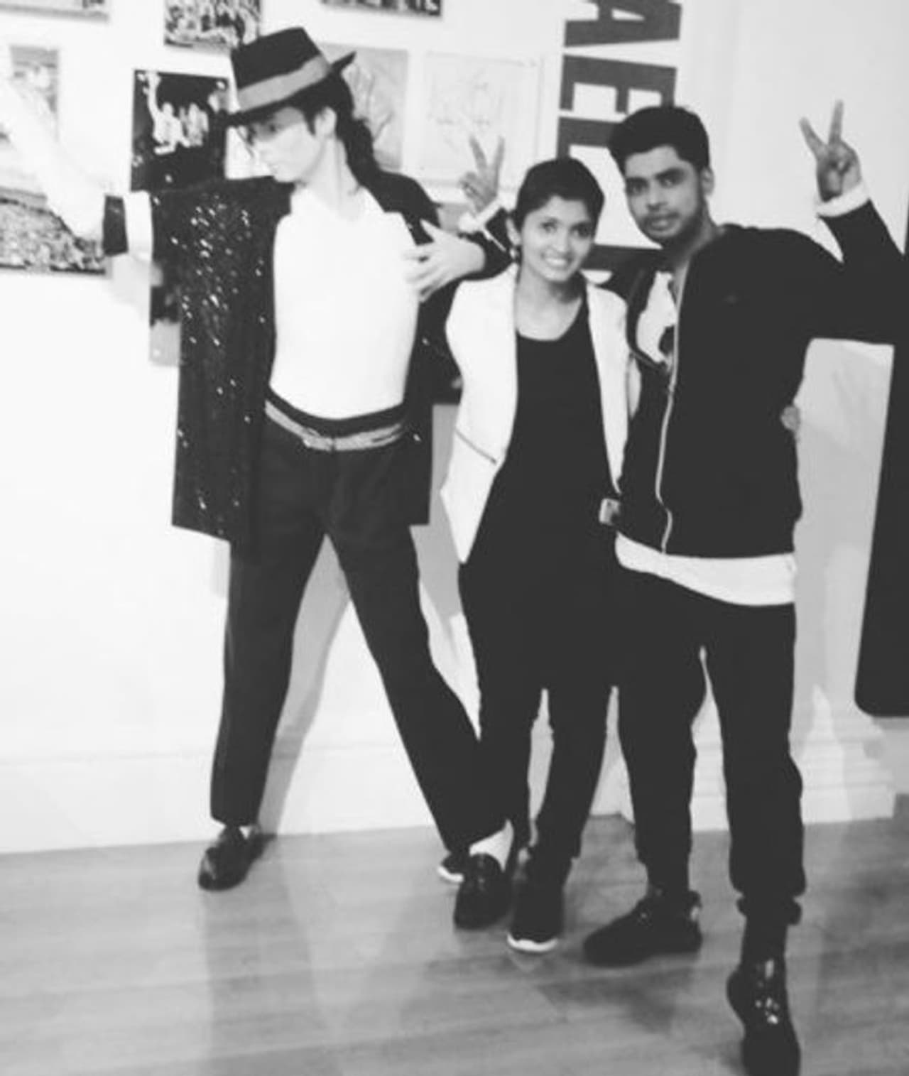 <p>மைக்கல் ஜாக்சன் சிலை முன் மனைவியுடன் சேர்ந்து கியூட் போஸ் </p> <p>மைக்கல் ஜாக்சன் சிலை முன் மனைவியுடன் சேர்ந்து கியூட் போஸ் </p>