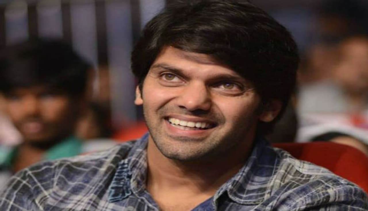 శ్రీలంకకు చెందిన వెట్టా అనే మహిళ జర్మనీలో సెటిల్ అయ్యారు. ఆమెకు హీరో ఆర్యతో కొన్నాళ్లుగా పరిచయం ఉందట. దీనితో వెట్టాను పెళ్లి చేసుకుంటానని ఆర్య వాగ్దానం చేశారట.