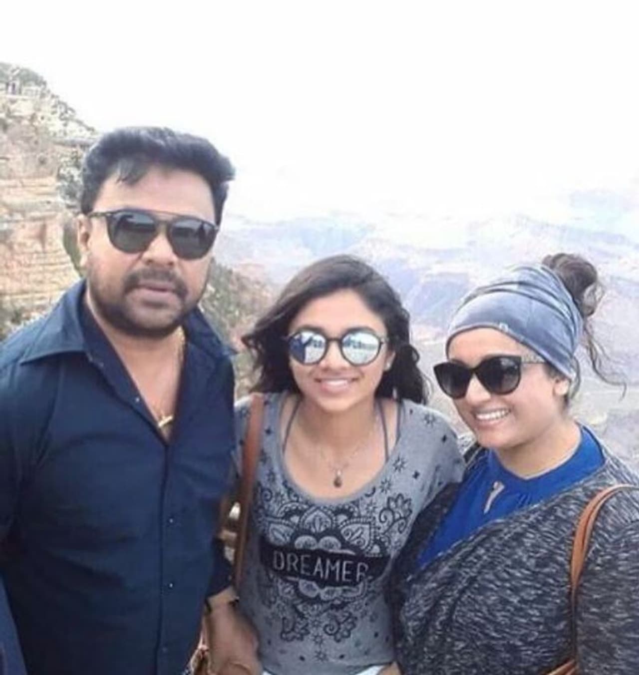 <p>அப்பா திலீப் மற்றும் சித்தி காவ்யா மாதவனுடன் மீனாட்சி&nbsp;</p>