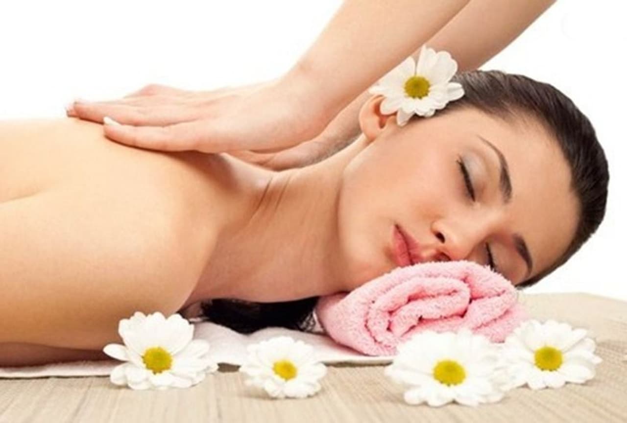 <p>వయసు పెరుగుతున్న కొద్దీ శరీరం సున్నితత్వం కోల్పోతుంది. యవ్వనపు నిగారింపు, మెరుపూ, బిగుతూ తగ్గి నిర్జీవంగా తయారవుతుంది. అయితే పెరుగుతున్న వయసుతో పాటు చర్మం నిగారింపు కోల్పోకుండా, యవ్వనంగా ఉండాలంటే కొన్ని జాగ్రత్తలు తీసుకోవాల్సిందే.&nbsp;</p>