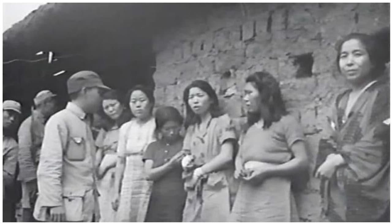 <p>ജപ്പാൻ സൈന്യം ഏറെ വീറോടെ പോരാടിയ ഒരു യുദ്ധമായിരുന്നു രണ്ടാം ലോകമഹായുദ്ധം. 1939 സെപ്റ്റംബർ 1 മുതൽ, 1945 സെപ്റ്റംബർ 2 വരെ, ആറു വർഷവും ഒരു ദിവസവും നീണ്ടുനിന്ന ആ 'മഹാ'യുദ്ധത്തിനിടെ സൈനിക മേധാവികൾ ഗവൺമെന്റിനെ ഒരു വിശേഷപ്പെട്ട ആവശ്യമറിയിച്ചു. യുദ്ധത്തിനിടെ പൊട്ടിപ്പുറപ്പെട്ടേക്കാവുന്ന തങ്ങളുടെ സൈനികരുടെ ലൈംഗിക തൃഷ്ണകൾ ശമിപ്പിക്കാൻ വേണ്ടി, അവർക്ക് രതിയിൽ ഏർപ്പെടാൻ വേണ്ടി സന്നദ്ധരായ 'കംഫർട്ട് വിമൺ'നെ തെരഞ്ഞെടുത്ത് യുദ്ധമുഖത്തേക്ക് പറഞ്ഞുവിടണം. യുദ്ധം കൊടുമ്പിരിക്കൊണ്ടു നിൽക്കുന്ന കാലമായതിനാൽ അങ്ങനെ ഒരു ആവശ്യം സൈന്യത്തിന്റെ ഭാഗത്തുനിന്ന് വരുന്നത് അവഗണിക്കാവുന്ന സ്ഥിതിയിയിലായിരുന്നില്ല ജാപ്പനീസ് സർക്കാർ. </p> <p>ജപ്പാൻ സൈന്യം ഏറെ വീറോടെ പോരാടിയ ഒരു യുദ്ധമായിരുന്നു രണ്ടാം ലോകമഹായുദ്ധം. 1939 സെപ്റ്റംബർ 1 മുതൽ, 1945 സെപ്റ്റംബർ 2 വരെ, ആറു വർഷവും ഒരു ദിവസവും നീണ്ടുനിന്ന ആ 'മഹാ'യുദ്ധത്തിനിടെ സൈനിക മേധാവികൾ ഗവൺമെന്റിനെ ഒരു വിശേഷപ്പെട്ട ആവശ്യമറിയിച്ചു. യുദ്ധത്തിനിടെ പൊട്ടിപ്പുറപ്പെട്ടേക്കാവുന്ന തങ്ങളുടെ സൈനികരുടെ ലൈംഗിക തൃഷ്ണകൾ ശമിപ്പിക്കാൻ വേണ്ടി, അവർക്ക് രതിയിൽ ഏർപ്പെടാൻ വേണ്ടി സന്നദ്ധരായ 'കംഫർട്ട് വിമൺ'നെ തെരഞ്ഞെടുത്ത് യുദ്ധമുഖത്തേക്ക് പറഞ്ഞുവിടണം. യുദ്ധം കൊടുമ്പിരിക്കൊണ്ടു നിൽക്കുന്ന കാലമായതിനാൽ അങ്ങനെ ഒരു ആവശ്യം സൈന്യത്തിന്റെ ഭാഗത്തുനിന്ന് വരുന്നത് അവഗണിക്കാവുന്ന സ്ഥിതിയിയിലായിരുന്നില്ല ജാപ്പനീസ് സർക്കാർ. </p>