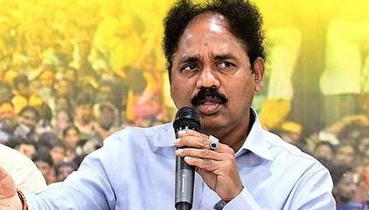 <p>విశాఖ నగరంలోని టీడీపీ ఎమ్మెల్యేలను తమ వైపుకు తిప్పుకోవడం ద్వారా రాజకీయంగా టీడీపీకి చెక్ పెట్టేందుకు వైసీపీ ప్లాన్ చేసింది. విశాఖకు చెందిన మరికొందరు టీడీపీ ఎమ్మెల్యేలపై వైసీపీ ఆపరేషన్ ఆకర్ష్ కు తెరతీసిందనే ప్రచారం సాగుతోంది.</p> <p>విశాఖ నగరంలోని టీడీపీ ఎమ్మెల్యేలను తమ వైపుకు తిప్పుకోవడం ద్వారా రాజకీయంగా టీడీపీకి చెక్ పెట్టేందుకు వైసీపీ ప్లాన్ చేసింది. విశాఖకు చెందిన మరికొందరు టీడీపీ ఎమ్మెల్యేలపై వైసీపీ ఆపరేషన్ ఆకర్ష్ కు తెరతీసిందనే ప్రచారం సాగుతోంది.</p>