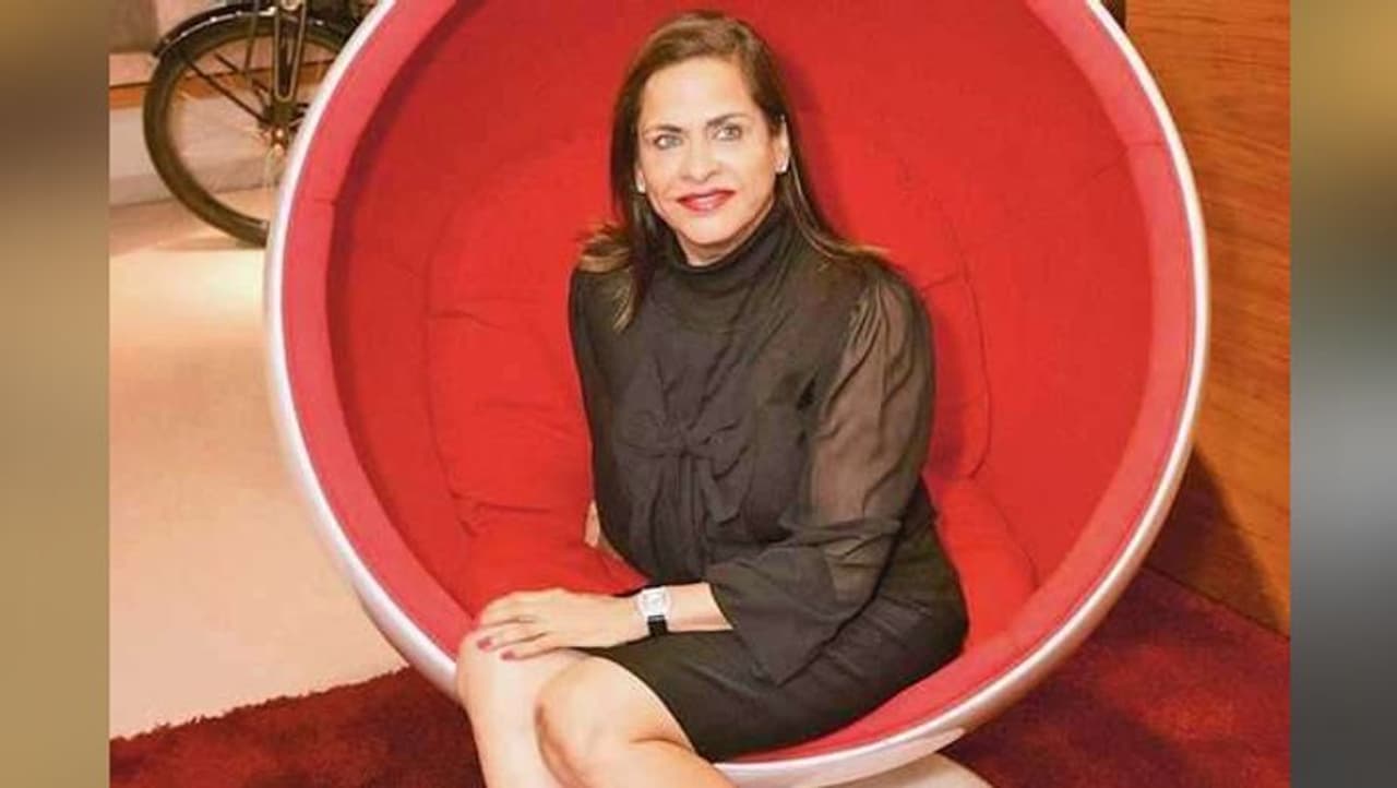 <p>ಯಶಸ್ವಿ ಫ್ಯಾಷನ್ ಡಿಸೈನರ್ ಆಗಿ ಗುರುತಿಸಿಕೊಂಡಿರುವ ಅಮಿತಾಬ್ ಕಿರಿಯ ಸಹೋದರ ಅಜಿತಾಬ್ ಪತ್ನಿ ರಮೋಲಾ ಅನೇಕ ಸಿನಿಮಾಗಳಿಗೆ ಕಾಸ್ಟ್ಯೂಮ್ ಡಿಸೈನರ್ ಆಗಿ ಕೆಲಸ ಮಾಡಿದ್ದಾರೆ. ರಮೋಲಾ ಫ್ಯಾಷನ್ ಉದ್ಯಮದಲ್ಲಿ ಪ್ರಸಿದ್ಧ ಹೆಸರು, ಅವರು ಅನೇಕ ದೊಡ್ಡ ಕಾರ್ಯಕ್ರಮಗಳನ್ನು ಸಹ ಆಯೋಜಿಸುತ್ತಾರೆ.<br /> </p> <p>ಯಶಸ್ವಿ ಫ್ಯಾಷನ್ ಡಿಸೈನರ್ ಆಗಿ ಗುರುತಿಸಿಕೊಂಡಿರುವ ಅಮಿತಾಬ್ ಕಿರಿಯ ಸಹೋದರ ಅಜಿತಾಬ್ ಪತ್ನಿ ರಮೋಲಾ ಅನೇಕ ಸಿನಿಮಾಗಳಿಗೆ ಕಾಸ್ಟ್ಯೂಮ್ ಡಿಸೈನರ್ ಆಗಿ ಕೆಲಸ ಮಾಡಿದ್ದಾರೆ. ರಮೋಲಾ ಫ್ಯಾಷನ್ ಉದ್ಯಮದಲ್ಲಿ ಪ್ರಸಿದ್ಧ ಹೆಸರು, ಅವರು ಅನೇಕ ದೊಡ್ಡ ಕಾರ್ಯಕ್ರಮಗಳನ್ನು ಸಹ ಆಯೋಜಿಸುತ್ತಾರೆ.<br /> </p>