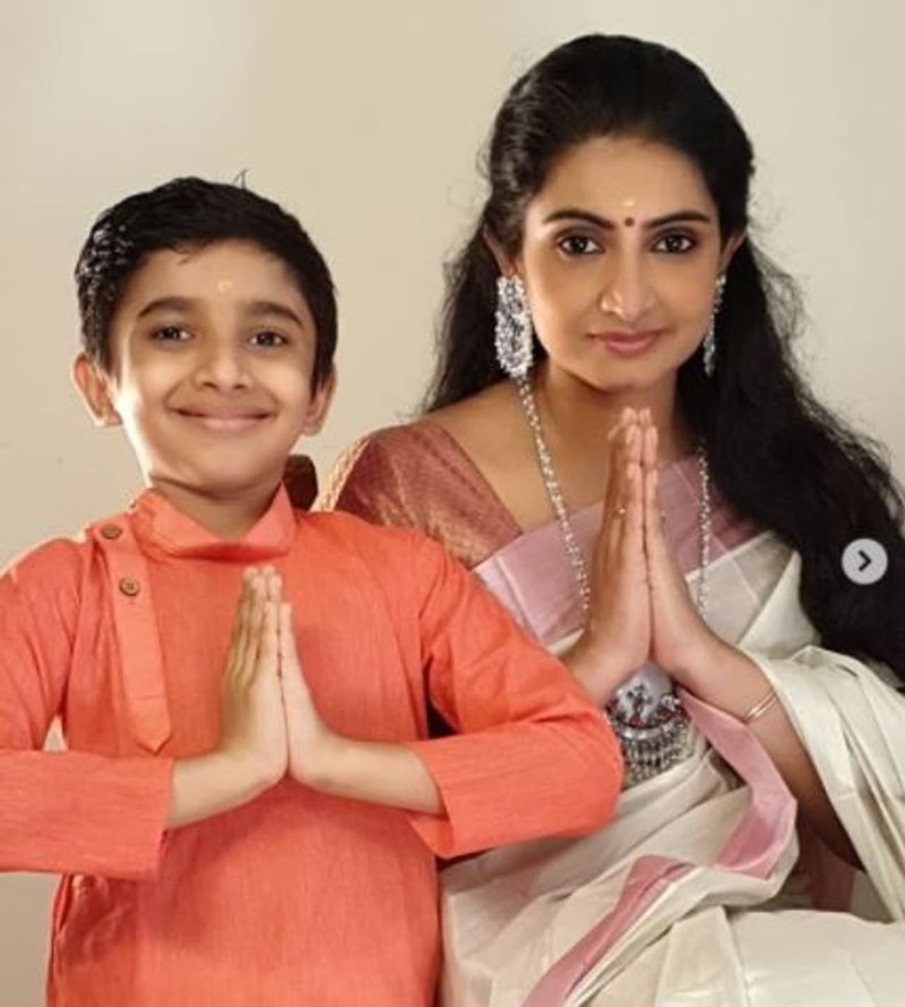 <p>மகன் தன்வினுடன் சேர்ந்து வணங்கி வரவேற்கும் புகைப்படம் </p> <p>மகன் தன்வினுடன் சேர்ந்து வணங்கி வரவேற்கும் புகைப்படம் </p>