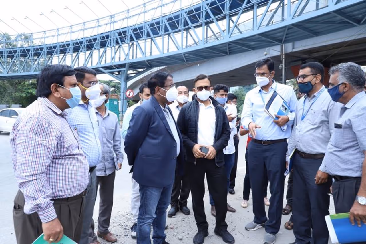 <p>ಶನಿವಾರ ಬಿಬಿಎಂಪಿ ಅಡಳಿತಾಧಿಕಾರಿ ಗೌರವ್‌ ಗುಪ್ತಾ ಹಾಗೂ ಆಯುಕ್ತ ಮಂಜುನಾಥ ಪ್ರಸಾದ್‌ ಅವರು ಜಂಟಿಯಾಗಿ ನಗರದ ವಿವಿಧ ಅಭಿವೃದ್ಧಿ ಕಾಮಗಾರಿಗಳನ್ನು ಪರಿಶೀಲನೆ ನಡೆಸಿದರು. ಈ ವೇಳೆ ಮಾತನಾಡಿದ ಆಡಳಿತಾಧಿಕಾರಿ ಗೌರವ್‌ಗುಪ್ತಾ, ನಗರದ ಪ್ರಮುಖ ಜಂಕ್ಷನ್‌ಗಳನ್ನು ಅಭಿವೃದ್ಧಿಪಡಿಸಲು ಗಮನ ಹರಿಸಬೇಕು. ಜತೆಗೆ ಮುಖ್ಯ ರಸ್ತೆಗಳ ಸ್ವಚ್ಛತೆಗೆ ನಿಯೋಜಿಸಿರುವ ಯಾಂತ್ರಿಕ ಕಸ ಗುಡಿಸುವ ಯಂತ್ರಗಳನ್ನು ಸಮರ್ಪಕವಾಗಿ ಬಳಸಿಕೊಳ್ಳುವಂತೆ ತಿಳಿಸಿದ್ದಾರೆ.</p>