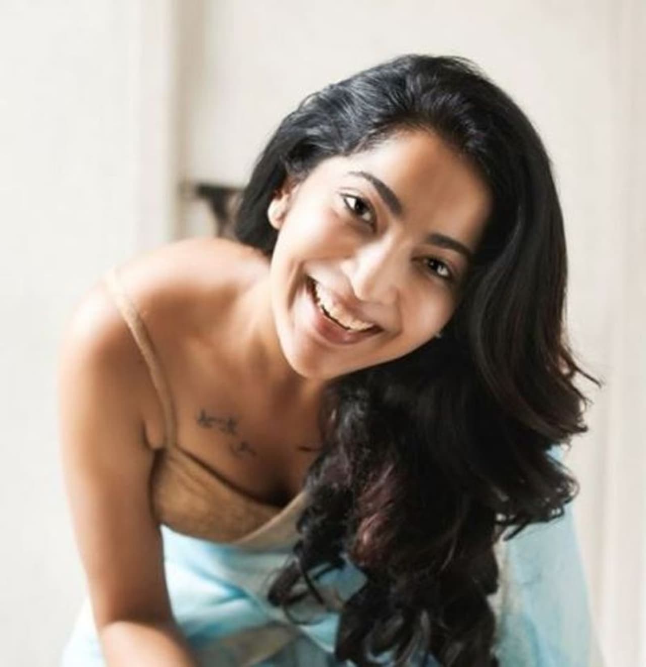 <p>நடிகைகளுக்கு போட்டியாக கலர், கலராக போட்டோ ஷூட் நடத்துவதில் மட்டுமில்லை, சர்ச்சைகளில் சிக்கிக் கொண்டு திட்டு வாங்குவதிலும் டி.வி. தொகுப்பாளினிகள் போட்டி போடுகின்றனர்.</p> <p>நடிகைகளுக்கு போட்டியாக கலர், கலராக போட்டோ ஷூட் நடத்துவதில் மட்டுமில்லை, சர்ச்சைகளில் சிக்கிக் கொண்டு திட்டு வாங்குவதிலும் டி.வி. தொகுப்பாளினிகள் போட்டி போடுகின்றனர்.</p>