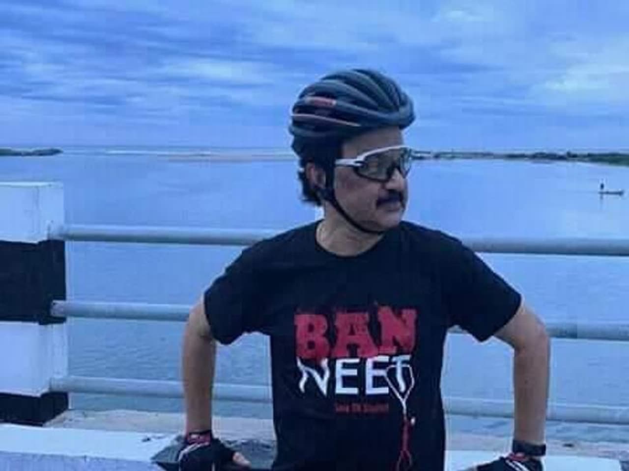 <p><strong>ಉತ್ತಮ ಟೀ ಶರ್ಟ್ ಆಯ್ಕೆ ಮಾಡಿ:</strong> ಟೀ ಶರ್ಟ್ &nbsp;ಖರೀದಿಸುವಾಗ&nbsp;ಉತ್ತಮ ಬಣ್ಣದ, ಉತ್ತಮ ಫ್ಯಾಬ್ರಿಕ್ ಇರುವ ಟೀ ಶರ್ಟ್ ಆಯ್ಕೆ ಮಾಡಿ. ಇಲ್ಲವಾದರೆ ಈಗಿನ ಟ್ರೆಂಡ್ ಇರುವ ಪ್ರಿಂಟಿಂಗ್ ಟೀ ಶರ್ಟ್ ಆಯ್ಕೆ ಮಾಡಿ.&nbsp;</p>