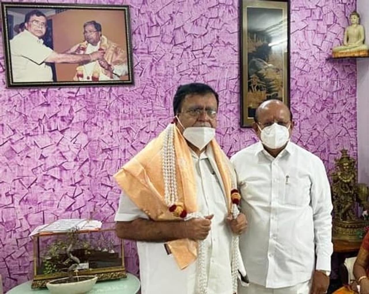 <p> ಶಿರಾ ಉಪಚುನಾವಣೆಯ ಕಾವು ರಂಗೇರುತ್ತಿದೆ. ಕಾಂಗ್ರೆಸ್ ಪಕ್ಷದಿಂದ ಟಿಕೆಟ್ ಖಚಿತವಾಗಿರುವ ಜಯಚಂದ್ರ ಅವರು ಗೆಲುವಿಗಾಗಿ ಕಸರತ್ತು ನಡೆಸುತ್ತಿದ್ದಾರೆ..</p><p> </p> <p> ಶಿರಾ ಉಪಚುನಾವಣೆಯ ಕಾವು ರಂಗೇರುತ್ತಿದೆ. ಕಾಂಗ್ರೆಸ್ ಪಕ್ಷದಿಂದ ಟಿಕೆಟ್ ಖಚಿತವಾಗಿರುವ ಜಯಚಂದ್ರ ಅವರು ಗೆಲುವಿಗಾಗಿ ಕಸರತ್ತು ನಡೆಸುತ್ತಿದ್ದಾರೆ..</p><p> </p>