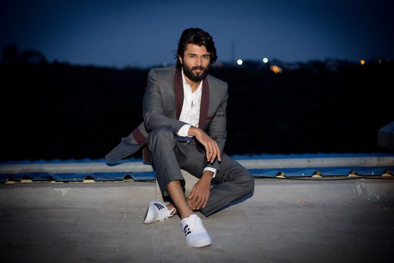 <p style="text align: justify;">`నోటా`,`డియర్ కామ్రేడ్`, `టాక్సీవాలా`, `వరల్డ్ ఫేమస్ లవర్` వరుస పరాజయాలతో ఉన్న విజయ్ దేవరకొండ సక్సెస్ కోసం తాపత్రయపడుతున్నాడు. వరుసగా నాలుగు ఫ్లాప్ లు వచ్చినా ఆయనకున్న క్రేజ్, ఇమేజ్ ఏమాత్రం తగ్గలేదు. కేవలం `అర్జున్ రెడ్డి`, `గీత గోవిందం` బ్లాక్ బస్టర్సే ఆయన్ని తిరుగులేని స్టార్గా నిలబెట్టాయి. </p> <p style="text align: justify;">`నోటా`,`డియర్ కామ్రేడ్`, `టాక్సీవాలా`, `వరల్డ్ ఫేమస్ లవర్` వరుస పరాజయాలతో ఉన్న విజయ్ దేవరకొండ సక్సెస్ కోసం తాపత్రయపడుతున్నాడు. వరుసగా నాలుగు ఫ్లాప్ లు వచ్చినా ఆయనకున్న క్రేజ్, ఇమేజ్ ఏమాత్రం తగ్గలేదు. కేవలం `అర్జున్ రెడ్డి`, `గీత గోవిందం` బ్లాక్ బస్టర్సే ఆయన్ని తిరుగులేని స్టార్గా నిలబెట్టాయి. </p>