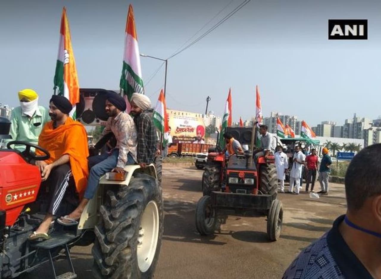 <p>കേന്ദ്ര സര്ക്കാര് പാര്ലമെന്റില് പാസാക്കിയ കാര്ഷിക ബില്ലില് പ്രതിഷേധം ശക്തമാക്കി കര്ഷകര്. പഞ്ചാബിലും ഹരിയാനയിലും കര്ഷക സമരം ശക്തമായി. പഞ്ചാബിലും സമരം പടരുകയാണ്. പഞ്ചാബില് നിന്ന് ദില്ലിയിലേക്ക് കിസാന് ആക്രോശ് റാലിയായ ട്രാക്ടര് റാലി പുറപ്പെട്ടു. അടുത്ത് തന്നെ റാലി ദില്ലിയിലെത്തു.</p> <p>കേന്ദ്ര സര്ക്കാര് പാര്ലമെന്റില് പാസാക്കിയ കാര്ഷിക ബില്ലില് പ്രതിഷേധം ശക്തമാക്കി കര്ഷകര്. പഞ്ചാബിലും ഹരിയാനയിലും കര്ഷക സമരം ശക്തമായി. പഞ്ചാബിലും സമരം പടരുകയാണ്. പഞ്ചാബില് നിന്ന് ദില്ലിയിലേക്ക് കിസാന് ആക്രോശ് റാലിയായ ട്രാക്ടര് റാലി പുറപ്പെട്ടു. അടുത്ത് തന്നെ റാലി ദില്ലിയിലെത്തു.</p>