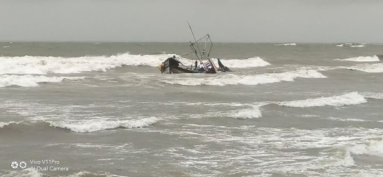 <p>ಸಚಿನ್, ಹರೀಶ, ನಾರಾಯಣ ಮತ್ತು ಜ್ಞಾನೇಶ ಮೀನುಗಾರಿಕೆಗೆ ತೆರಳಿದ್ದ ಯುವಕರು ದೇವಾನುಗ್ರಹ ಹೆಸರಿನ ಯಾಂತ್ರಿಕ ದೋಣಿಯ ಮೂಲಕ ಮೀನುಗಾರಿಕೆ ತತೆರಳಿದ್ದರು.</p> <p>ಸಚಿನ್, ಹರೀಶ, ನಾರಾಯಣ ಮತ್ತು ಜ್ಞಾನೇಶ ಮೀನುಗಾರಿಕೆಗೆ ತೆರಳಿದ್ದ ಯುವಕರು ದೇವಾನುಗ್ರಹ ಹೆಸರಿನ ಯಾಂತ್ರಿಕ ದೋಣಿಯ ಮೂಲಕ ಮೀನುಗಾರಿಕೆ ತತೆರಳಿದ್ದರು.</p>