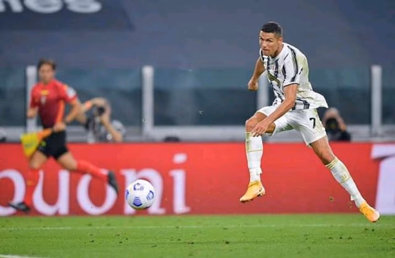 <p>కరోనా బారిన పడినప్పటికీ రొనాల్డోలో ఎలాంటి కరోనా లక్షణాలు కనిపించలేదని, అతను ఆరోగ్యంగానే ఉన్నాడని చెప్పింది ఫుట్బాల్ ఫెడరేషన్.</p> <p>కరోనా బారిన పడినప్పటికీ రొనాల్డోలో ఎలాంటి కరోనా లక్షణాలు కనిపించలేదని, అతను ఆరోగ్యంగానే ఉన్నాడని చెప్పింది ఫుట్బాల్ ఫెడరేషన్.</p>