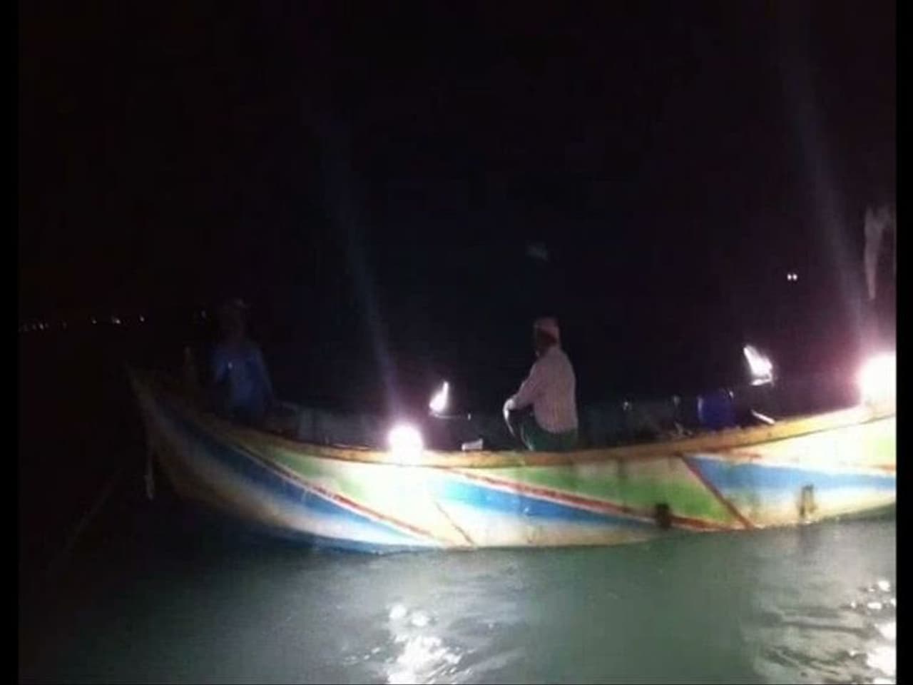 <p>കൊല്ലം തീരത്ത് നടക്കുന്ന അശാസ്ത്രീയമായ മത്സ്യ ബന്ധനത്തിന്റെ കാഴ്ചകളാണ് ഇത്.</p> <p>കൊല്ലം തീരത്ത് നടക്കുന്ന അശാസ്ത്രീയമായ മത്സ്യ ബന്ധനത്തിന്റെ കാഴ്ചകളാണ് ഇത്.</p>