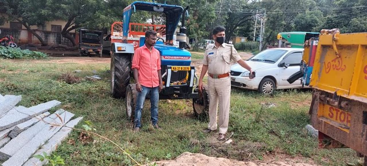 <p>ಕಲ್ಲು ಸಂಗ್ರಹಿಸಿ ಸಾಗಾಣಿಕೆ ಮಾಡುತ್ತಿದ್ದ ವಾಹನಗಳ ಮಾಲೀಕರು ಪರಾರಿಯಾಗಿದ್ದಾರೆ. ಕಳೆದ ಒಂದು ವರ್ಷದಿಂದ ಆನೆಗೊಂದಿ ವಿಜಯನಗರ ಪ್ರದೇಶದಲ್ಲಿ ನಿರಂತರವಾಗಿ ಕಲ್ಲು ಗಣಿಗಾರಿಕೆ ನಡೆಯುತ್ತಿದ್ದ ಮಲ್ಲಾಪುರ ಮತ್ತು ರಾಂಪುರ ಗ್ರಾಮಗಳ ಗುಡ್ಡಬೆಟ್ಟಗಳ ಪ್ರದೇಶಕ್ಕೆ ಮೂರು ದಿನಗಳ ಹಿಂದೆ ಪೊಲೀಸರು ದಾಳಿ ನಡೆಸಿ, ಮೂರು ಲಾರಿಗಳನ್ನು ವಶ ಪಡಿಸಿಕೊಂಡಿದ್ದರು. ಪ್ರಸ್ತುತವಾಗಿ ಎರಡು ಟ್ರಕ್ಗಳನ್ನು ವಶಪಡಿಸಿದ್ದಾರೆ.</p> <p>ಕಲ್ಲು ಸಂಗ್ರಹಿಸಿ ಸಾಗಾಣಿಕೆ ಮಾಡುತ್ತಿದ್ದ ವಾಹನಗಳ ಮಾಲೀಕರು ಪರಾರಿಯಾಗಿದ್ದಾರೆ. ಕಳೆದ ಒಂದು ವರ್ಷದಿಂದ ಆನೆಗೊಂದಿ ವಿಜಯನಗರ ಪ್ರದೇಶದಲ್ಲಿ ನಿರಂತರವಾಗಿ ಕಲ್ಲು ಗಣಿಗಾರಿಕೆ ನಡೆಯುತ್ತಿದ್ದ ಮಲ್ಲಾಪುರ ಮತ್ತು ರಾಂಪುರ ಗ್ರಾಮಗಳ ಗುಡ್ಡಬೆಟ್ಟಗಳ ಪ್ರದೇಶಕ್ಕೆ ಮೂರು ದಿನಗಳ ಹಿಂದೆ ಪೊಲೀಸರು ದಾಳಿ ನಡೆಸಿ, ಮೂರು ಲಾರಿಗಳನ್ನು ವಶ ಪಡಿಸಿಕೊಂಡಿದ್ದರು. ಪ್ರಸ್ತುತವಾಗಿ ಎರಡು ಟ್ರಕ್ಗಳನ್ನು ವಶಪಡಿಸಿದ್ದಾರೆ.</p>