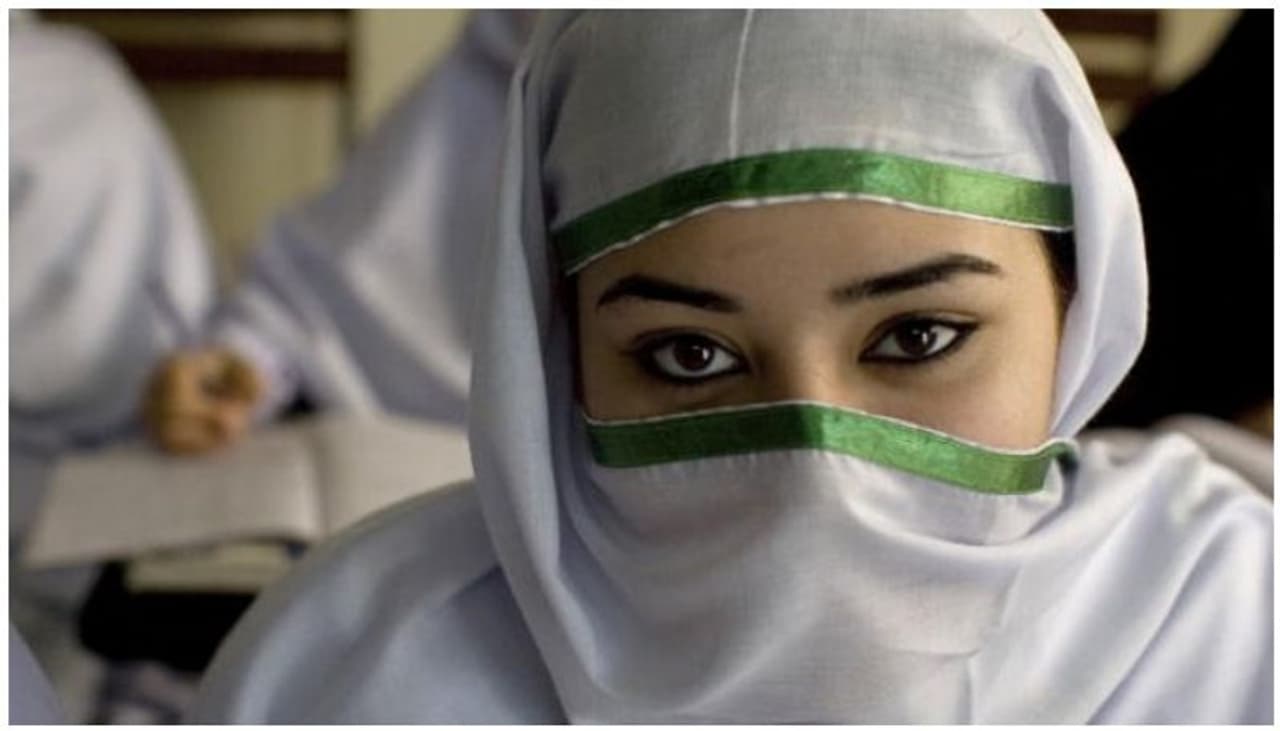 <p>വര്‍ഷങ്ങള്‍ നീണ്ട പോരാട്ടത്തിന് ഒടുവില്‍ മക്കളുടെ തിരിച്ചറിയല്‍ കാര്‍ഡില്‍ അമ്മമാരുടെ പേരും ഉള്‍പ്പെടുത്താന്‍ തീരുമാനം. വ്യാഴാഴ്ചയാണ് ഇത് സംബന്ധിച്ച ഉത്തരവില്‍ പ്രസിഡന്‍റ് അഷ്റഫ് ഗാനി ഒപ്പ് വച്ചത്. വനിതകളുടെ അവകാശത്തിന് വേണ്ടി പോരാടുന്ന സംഘടനകളുടെ നിരന്തര പോരാട്ടത്തിനൊടുവിലാണ് നിയമത്തില്‍ മാറ്റം വരുത്തുന്നത്.&nbsp;</p>