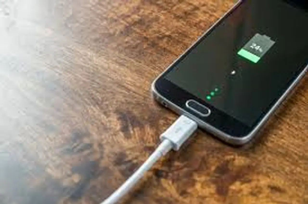 <p>ఫోన్ కంపెనీలు ఫోన్ను రీఛార్జ్ చేయడానికి కంపెనీ ఛార్జర్లను మాత్రమే ఉపయోగించమని సిఫార్సు చేస్తున్నారు. చాలా స్మార్ట్ఫోన్లు సొంత ఛార్జర్తో వస్తాయి, కొన్ని కంపెనీలు మాత్రం హై స్పీడ్ ఛార్జర్లు అంటూ ప్రచారం చేస్తాయి.<br /> </p> <p>ఫోన్ కంపెనీలు ఫోన్ను రీఛార్జ్ చేయడానికి కంపెనీ ఛార్జర్లను మాత్రమే ఉపయోగించమని సిఫార్సు చేస్తున్నారు. చాలా స్మార్ట్ఫోన్లు సొంత ఛార్జర్తో వస్తాయి, కొన్ని కంపెనీలు మాత్రం హై స్పీడ్ ఛార్జర్లు అంటూ ప్రచారం చేస్తాయి.<br /> </p>