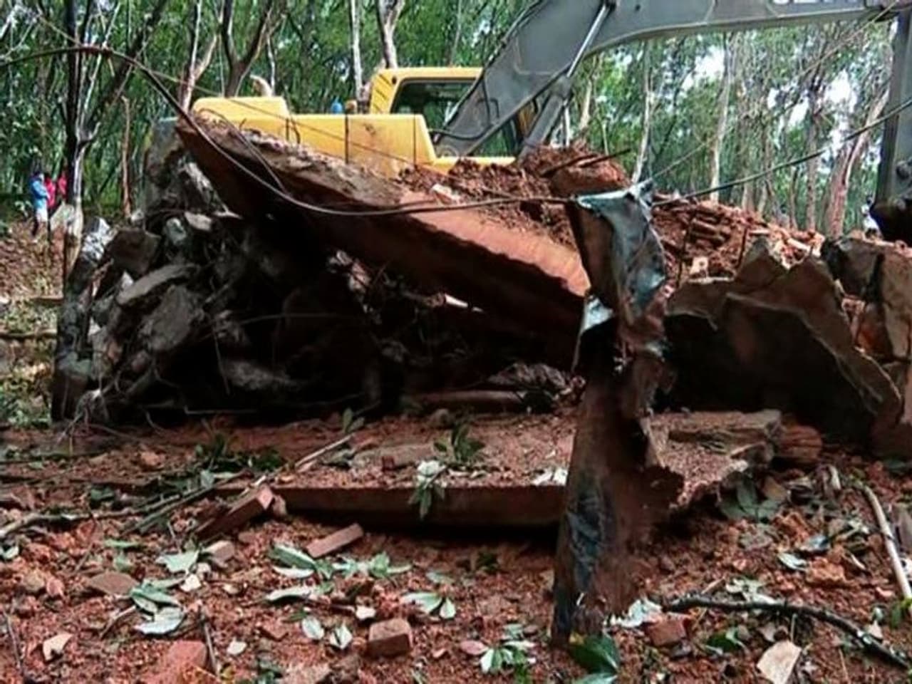 <p>തമിഴ്നാട് സേലം സ്വദേശിയായ പെരിയണ്ണൻ (40), ചാമരാജ് നഗര് സ്വദേശി ഡി നാഗ എന്നിവരാണ് സ്ഫോടനത്തിനിടെ മരിച്ചത്.</p> <p>തമിഴ്നാട് സേലം സ്വദേശിയായ പെരിയണ്ണൻ (40), ചാമരാജ് നഗര് സ്വദേശി ഡി നാഗ എന്നിവരാണ് സ്ഫോടനത്തിനിടെ മരിച്ചത്.</p>