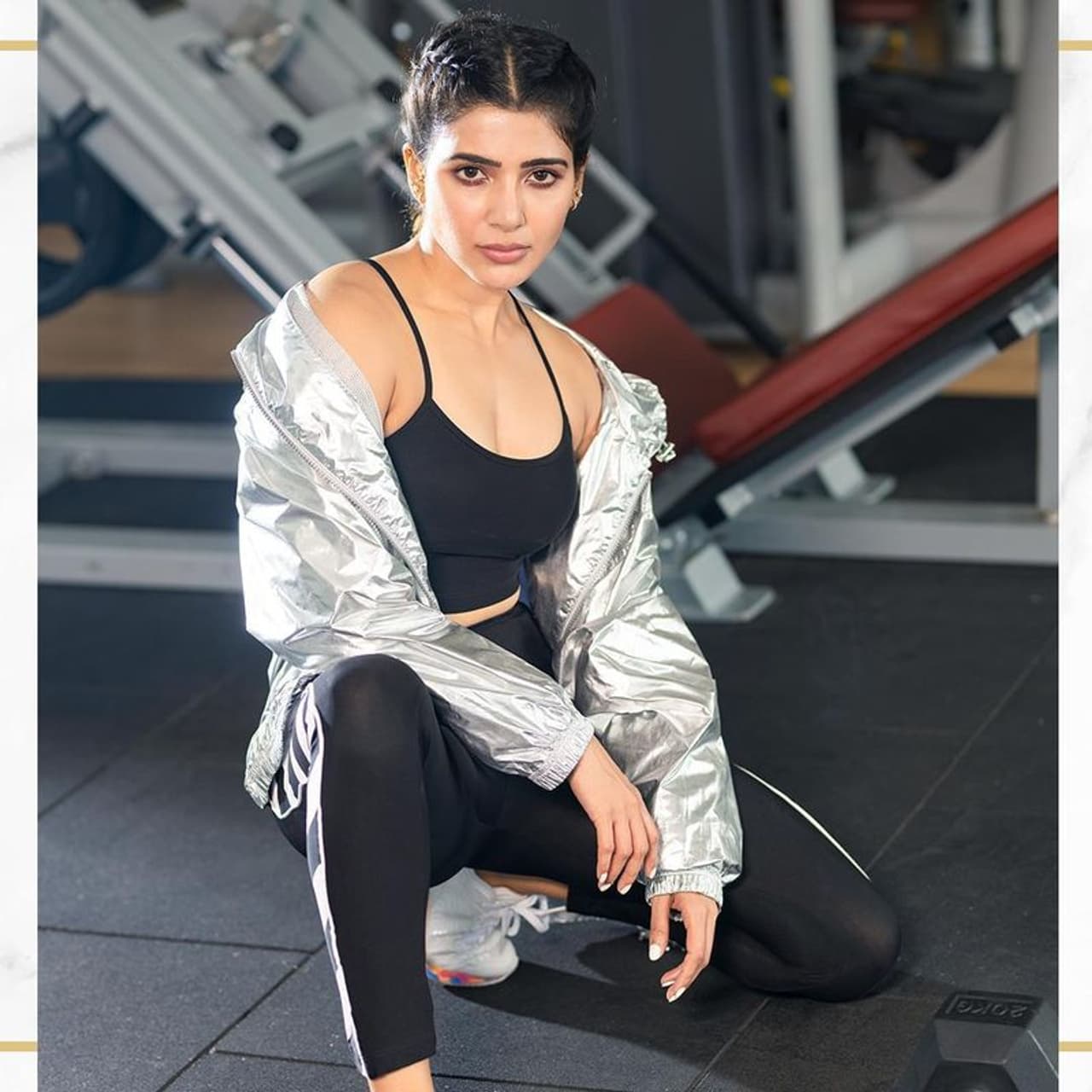 <p>తాజాగా సమంత ఫోటోలు సోషల్ మీడియాలో ఆకట్టుకుంటున్నాయి. బ్లాక్ జిమ్ సూట్ వేసుకుని సిల్వర్ కలర్ జాకెట్ ధరించి ఫోటోలకు పోజులిచ్చింది సామ్. మతిపోగొట్టే చూపులతో కవ్విస్తోంది. మరోవైపు ఉపాసనతో కలిసి జిమ్లో పోజులిచ్చారు. ఈ ఫోటోలు సామాజిక మాధ్యమాల్లో హల్చల్ చేస్తున్నాయి. </p> <p>తాజాగా సమంత ఫోటోలు సోషల్ మీడియాలో ఆకట్టుకుంటున్నాయి. బ్లాక్ జిమ్ సూట్ వేసుకుని సిల్వర్ కలర్ జాకెట్ ధరించి ఫోటోలకు పోజులిచ్చింది సామ్. మతిపోగొట్టే చూపులతో కవ్విస్తోంది. మరోవైపు ఉపాసనతో కలిసి జిమ్లో పోజులిచ్చారు. ఈ ఫోటోలు సామాజిక మాధ్యమాల్లో హల్చల్ చేస్తున్నాయి. </p>