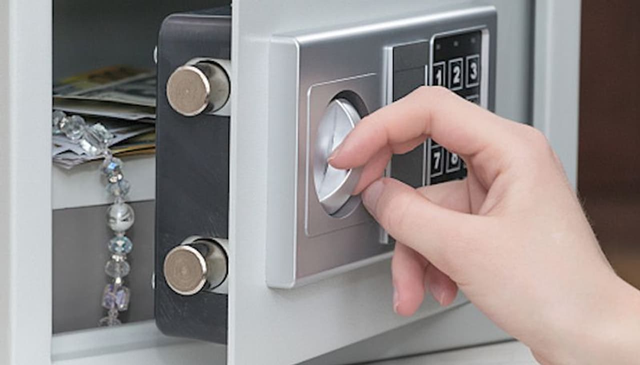 <p style="text align: justify;">1 ಕ್ಯಾಶ್ ಬಾಕ್ಸ್ ಅಥವಾ ಕ್ಯಾಶ್‌ನ ಸ್ಥಾನವು ಯಾವುದೇ ಕಚೇರಿಯಲ್ಲಿ ಅತ್ಯಂತ ಪ್ರಮುಖ ಭಾಗವಾಗಿದೆ. ಫೆಂಗ್ ಶುಯಿ ಪ್ರಕಾರ, ಸರಿಯಾದ ದಿಕ್ಕಿನಲ್ಲಿ ಇರಿಸಲಾದ ನಗದು ಪೆಟ್ಟಿಗೆಯು ವ್ಯಾಪಾರವು ಹೆಚ್ಚು ಲಾಭದಲ್ಲಿ ನಡೆಸಲು ಸಹಾಯ ಮಾಡುತ್ತದೆ. ಫೆಂಗ್ ಶುಯಿ ಪ್ರಕಾರ ಕಚೇರಿಯ ಉತ್ತರ ಭಾಗದಲ್ಲಿ ಇರಿಸಲಾದ ನಗದು ಪೆಟ್ಟಿಗೆಯನ್ನು ಮಂಗಳಕರವೆಂದು ಪರಿಗಣಿಸಲಾಗಿದೆ.</p>