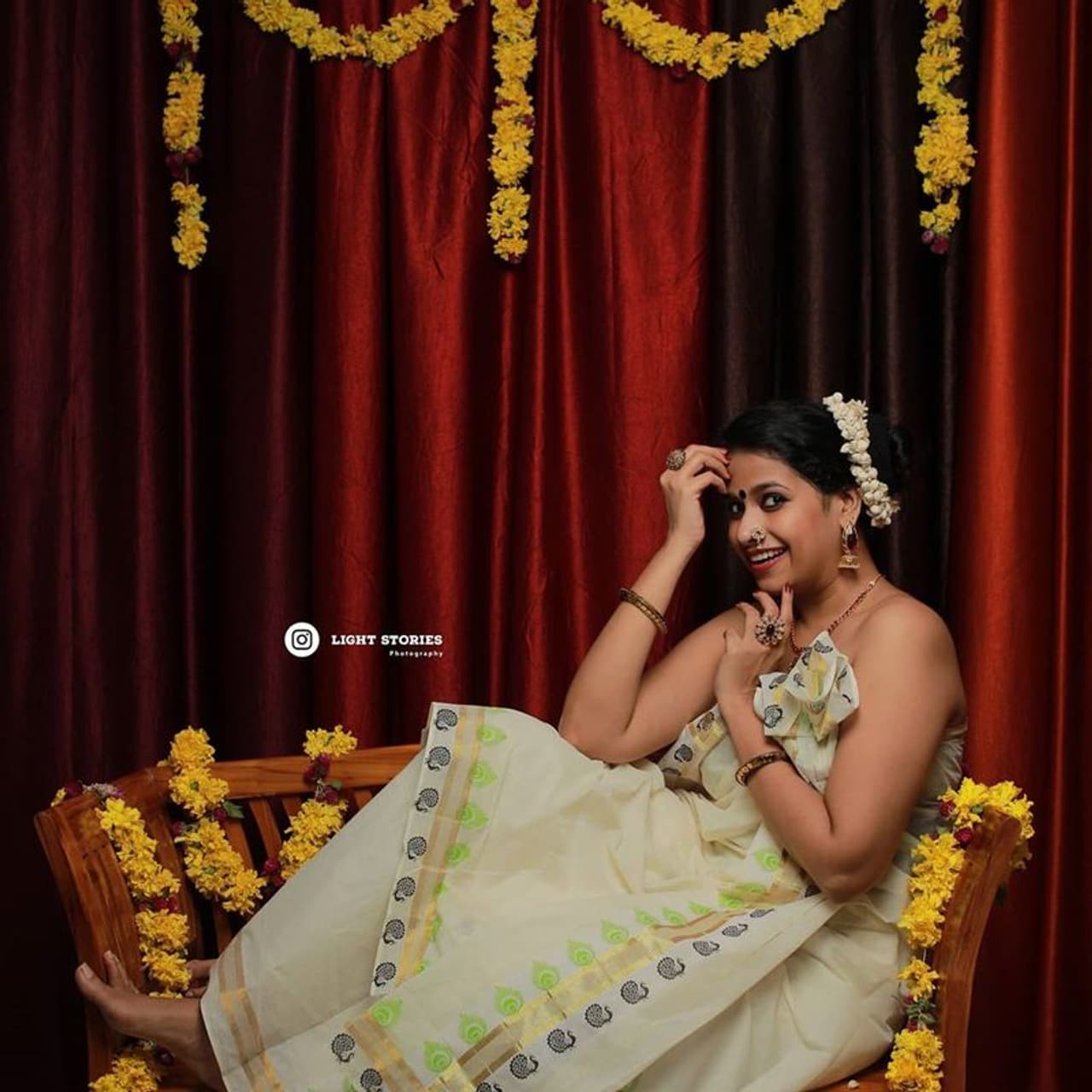 <p>மலையாள திரையுலகில் பிரபலமான நடிகையாக நடித்து வருபவர் சாதிகா வேணுகோபால். </p> <p>மலையாள திரையுலகில் பிரபலமான நடிகையாக நடித்து வருபவர் சாதிகா வேணுகோபால். </p>