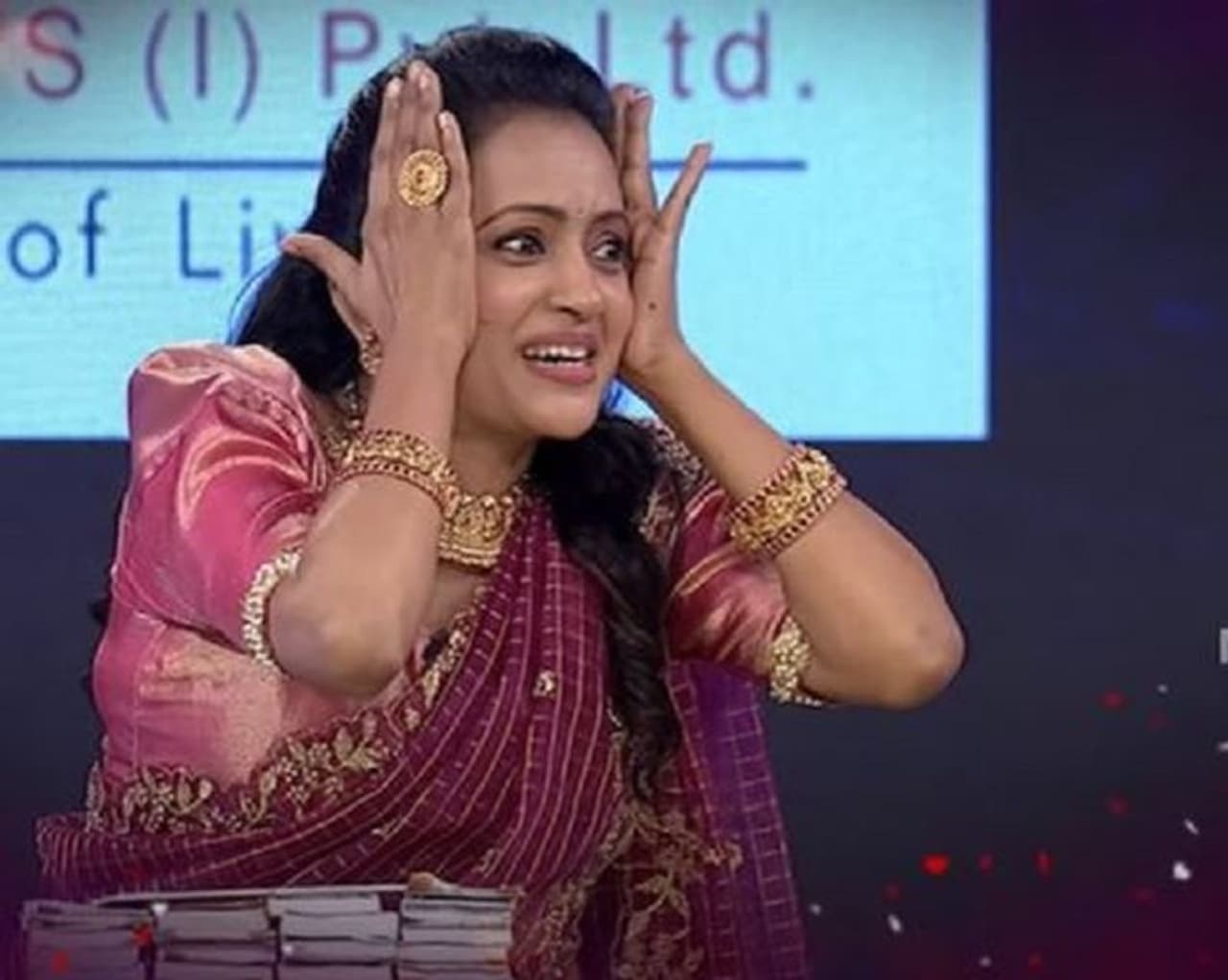 <p>బుల్లితెర కూడా వెండి తెరకు సమానంగా, ఈ లాక్ డౌన్ కాలంలో అంతకన్నా ఎక్కువగా వినోదాన్ని ప్రేక్షకులకు పంచుతుంది. బుల్లితెర నటీనటులు, యాంకర్లు సైతం వెండితెర మీద కంబడేవారితో సమానంగా పారితోషకాలు అందుకుంటున్నారు. తెలుగులో టాప్ యాంకర్లే ఇందుకు ఉదాహరణ.&nbsp; (Pic Credit: Mallemalatv)</p>