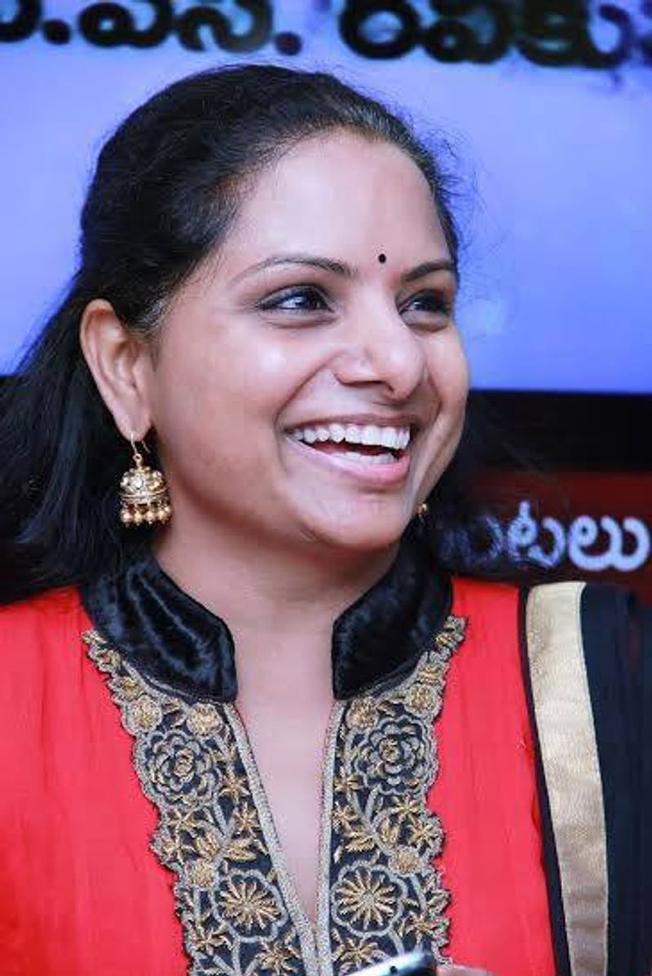 <p> నిజామాబాద్ స్థానిక సంస్థల ఎమ్మెల్సీ ఎన్నికల్లో కాంగ్రెస్, బీజేపీలకు డిపాజిట్లు కూడ దక్కలేదు.ఈ రెండు పార్టీలకు చెందిన ప్రజా ప్రతినిధులు పెద్ద ఎత్తున టీఆర్ఎస్ కు క్రాస్ ఓటింగ్ చేశారు. దీంతో టీఆర్ఎస్ అభ్యర్ధి కవిత భారీ మెజారిటీతో ఈ స్థానం నుండి విజయం సాధించారు.</p> <p> నిజామాబాద్ స్థానిక సంస్థల ఎమ్మెల్సీ ఎన్నికల్లో కాంగ్రెస్, బీజేపీలకు డిపాజిట్లు కూడ దక్కలేదు.ఈ రెండు పార్టీలకు చెందిన ప్రజా ప్రతినిధులు పెద్ద ఎత్తున టీఆర్ఎస్ కు క్రాస్ ఓటింగ్ చేశారు. దీంతో టీఆర్ఎస్ అభ్యర్ధి కవిత భారీ మెజారిటీతో ఈ స్థానం నుండి విజయం సాధించారు.</p>