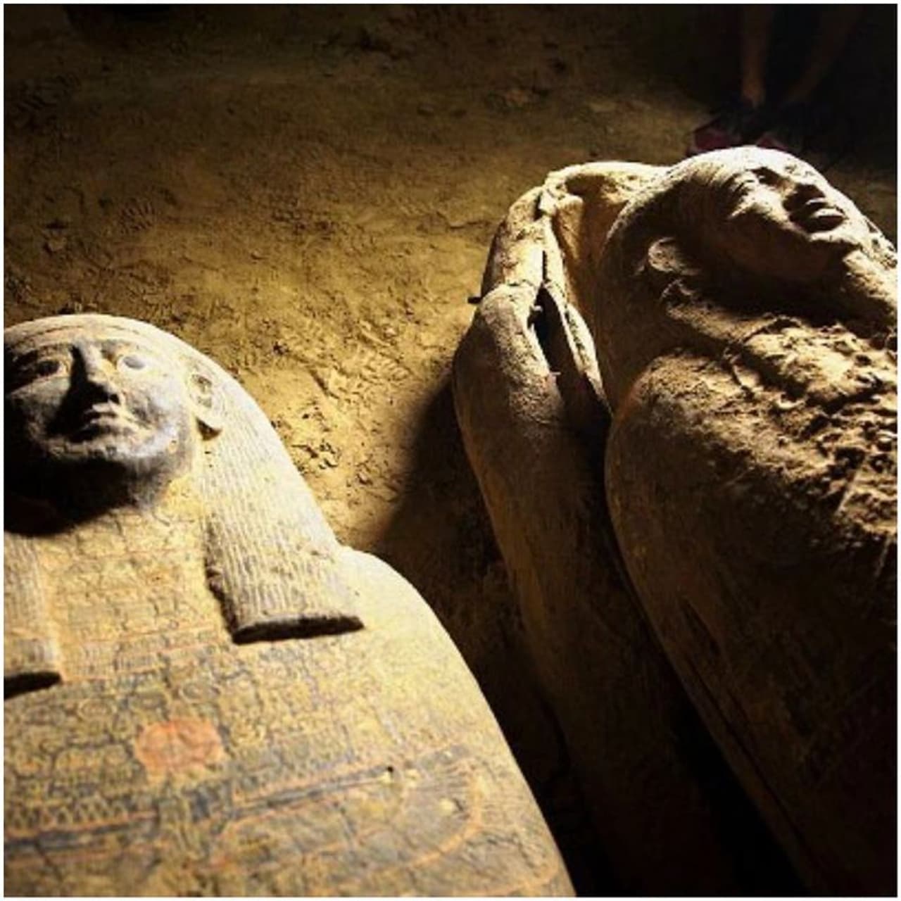 <p>ഈ മമ്മികള് ഏത് ഗോത്രത്തിന്റെ, ഏത് രാജകുടുംബത്തിന്റെ ആരൊക്കെ തുടങ്ങിയ കാര്യങ്ങള് ഇപ്പോഴും ദുരൂഹമായി തുടരുന്നു. ഈജിപ്ഷ്യന് നാര്ക്കോപോളിസ് സ്ഥിതി ചെയ്തിരുന്ന കെയ്റോയിലെ സക്വാറയിലാണ് ഈ വലിയ കിണര് കാണപ്പെട്ടത്. </p> <p>ഈ മമ്മികള് ഏത് ഗോത്രത്തിന്റെ, ഏത് രാജകുടുംബത്തിന്റെ ആരൊക്കെ തുടങ്ങിയ കാര്യങ്ങള് ഇപ്പോഴും ദുരൂഹമായി തുടരുന്നു. ഈജിപ്ഷ്യന് നാര്ക്കോപോളിസ് സ്ഥിതി ചെയ്തിരുന്ന കെയ്റോയിലെ സക്വാറയിലാണ് ഈ വലിയ കിണര് കാണപ്പെട്ടത്. </p>