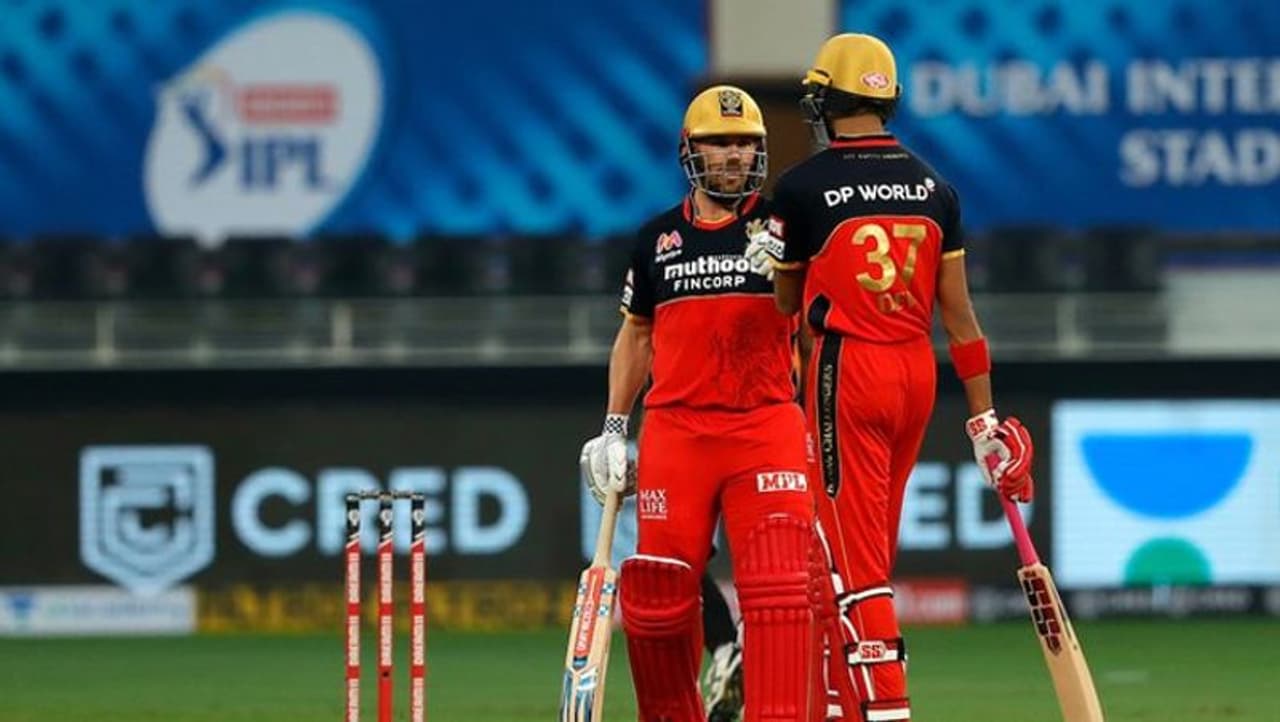 <p>ஐபிஎல் 13வது சீசனின் இன்றைய போட்டியில் சன்ரைசர்ஸ் ஹைதராபாத்தும் ஆர்சிபியும் ஆடிவருகின்றன. இந்த போட்டியில் முதலில் பேட்டிங் ஆடிய ஆர்சிபி அணி, 20 ஓவரில் 163 ரன்களை அடித்து 164 ரன்களை சன்ரைசர்ஸுக்கு இலக்காக நிர்ணயித்துள்ளது. அந்த இலக்கை சன்ரைசர்ஸ் அணி விரட்டிவருகிறது.</p> <p>ஐபிஎல் 13வது சீசனின் இன்றைய போட்டியில் சன்ரைசர்ஸ் ஹைதராபாத்தும் ஆர்சிபியும் ஆடிவருகின்றன. இந்த போட்டியில் முதலில் பேட்டிங் ஆடிய ஆர்சிபி அணி, 20 ஓவரில் 163 ரன்களை அடித்து 164 ரன்களை சன்ரைசர்ஸுக்கு இலக்காக நிர்ணயித்துள்ளது. அந்த இலக்கை சன்ரைசர்ஸ் அணி விரட்டிவருகிறது.</p>