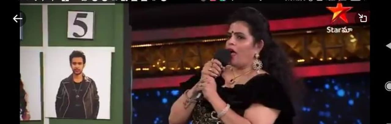 <p style="text align: justify;">వారాంతం హోస్ట్ నాగార్జున షోని గ్రాండ్ గా నడిపించారు. శని, ఆదివారాలు నాగార్జున ఇంటి సభ్యులతో పాటు, ప్రేక్షకులకు మంచి సరదా పంచారు. ఐతే గతవారం ఎలిమినేషన్ ద్వారా కరాటే కళ్యాణి ఇంటి నుండి వెళ్లిపోగా, హారిక విషయంలో హైడ్రమా నడిపారు. హారికను ఇంటి డోర్ వరకు తీసుకెళ్లిన సభ్యులు చివరి నిమిషంలో క్యాన్సిల్ అని తెలియడంతో ఆమెను వెనక్కి తీసుకు వచ్చారు. </p> <p style="text align: justify;">వారాంతం హోస్ట్ నాగార్జున షోని గ్రాండ్ గా నడిపించారు. శని, ఆదివారాలు నాగార్జున ఇంటి సభ్యులతో పాటు, ప్రేక్షకులకు మంచి సరదా పంచారు. ఐతే గతవారం ఎలిమినేషన్ ద్వారా కరాటే కళ్యాణి ఇంటి నుండి వెళ్లిపోగా, హారిక విషయంలో హైడ్రమా నడిపారు. హారికను ఇంటి డోర్ వరకు తీసుకెళ్లిన సభ్యులు చివరి నిమిషంలో క్యాన్సిల్ అని తెలియడంతో ఆమెను వెనక్కి తీసుకు వచ్చారు. </p>